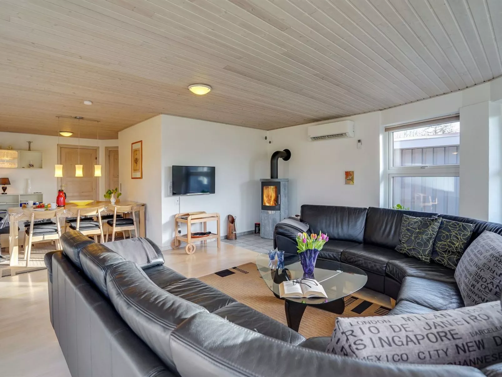 "Wyatt" - 30km from the sea-Inside