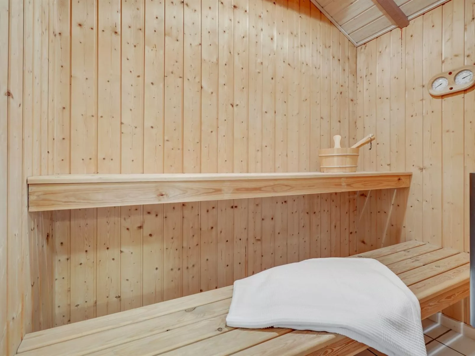 "Guldborg" - 400m to the fjord-Inside