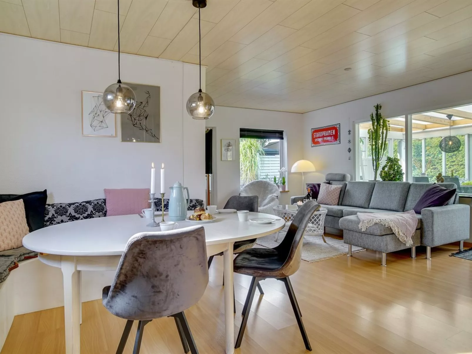 "Hattie" - 100m from the sea-Drinnen