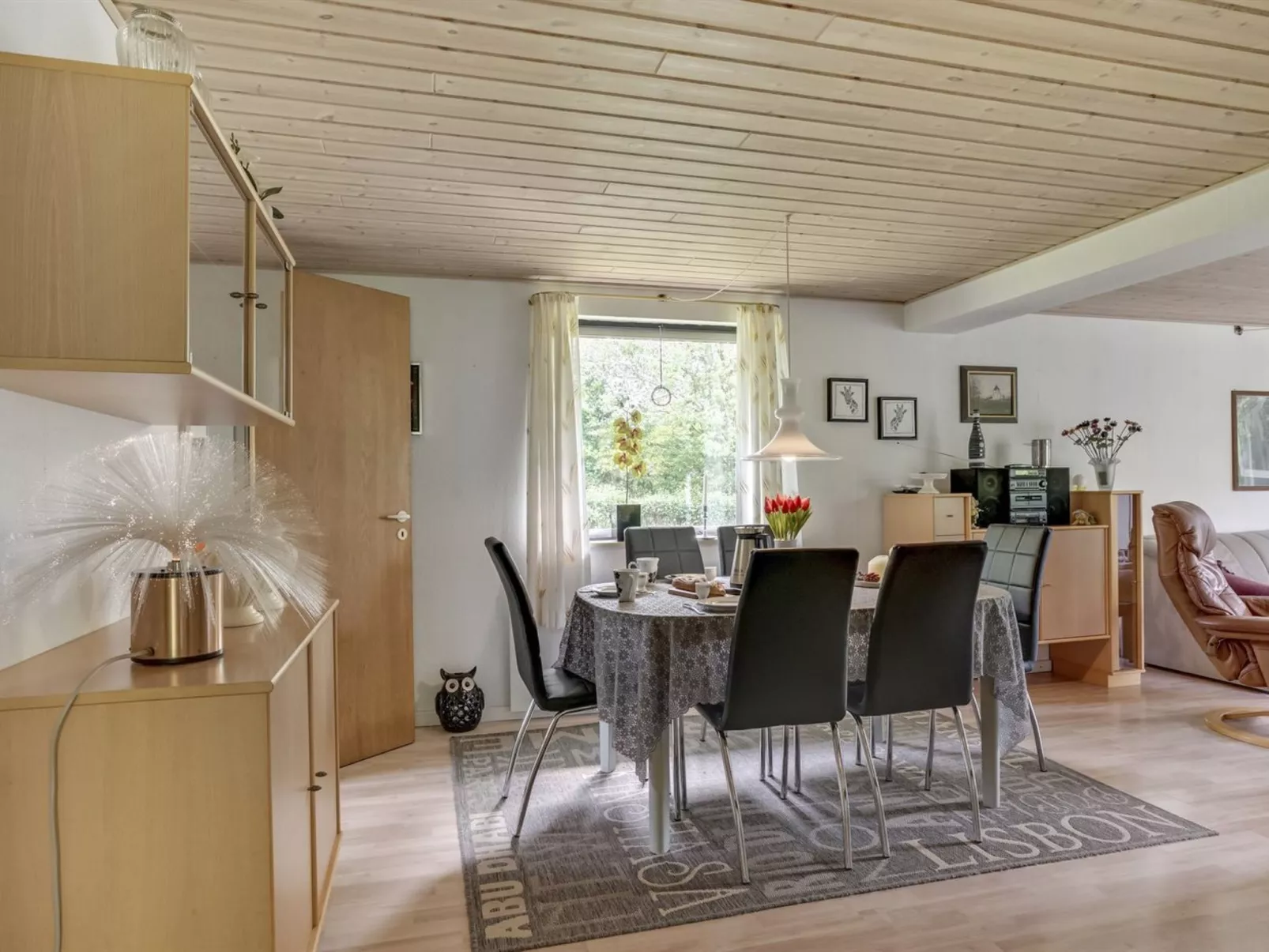 "Yak" - 350m from the sea-Drinnen