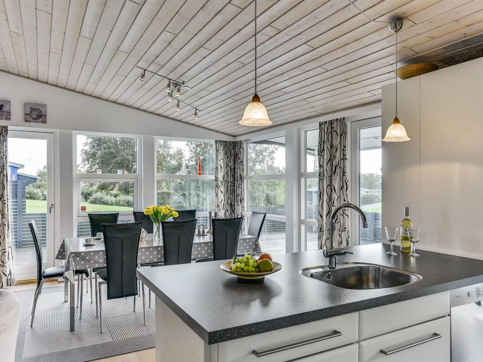 "Sylvelin" - 400m to the fjord-Inside