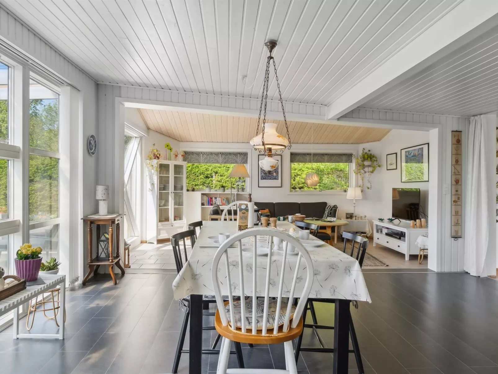 "Guthrik" - 900m from the sea-Inside