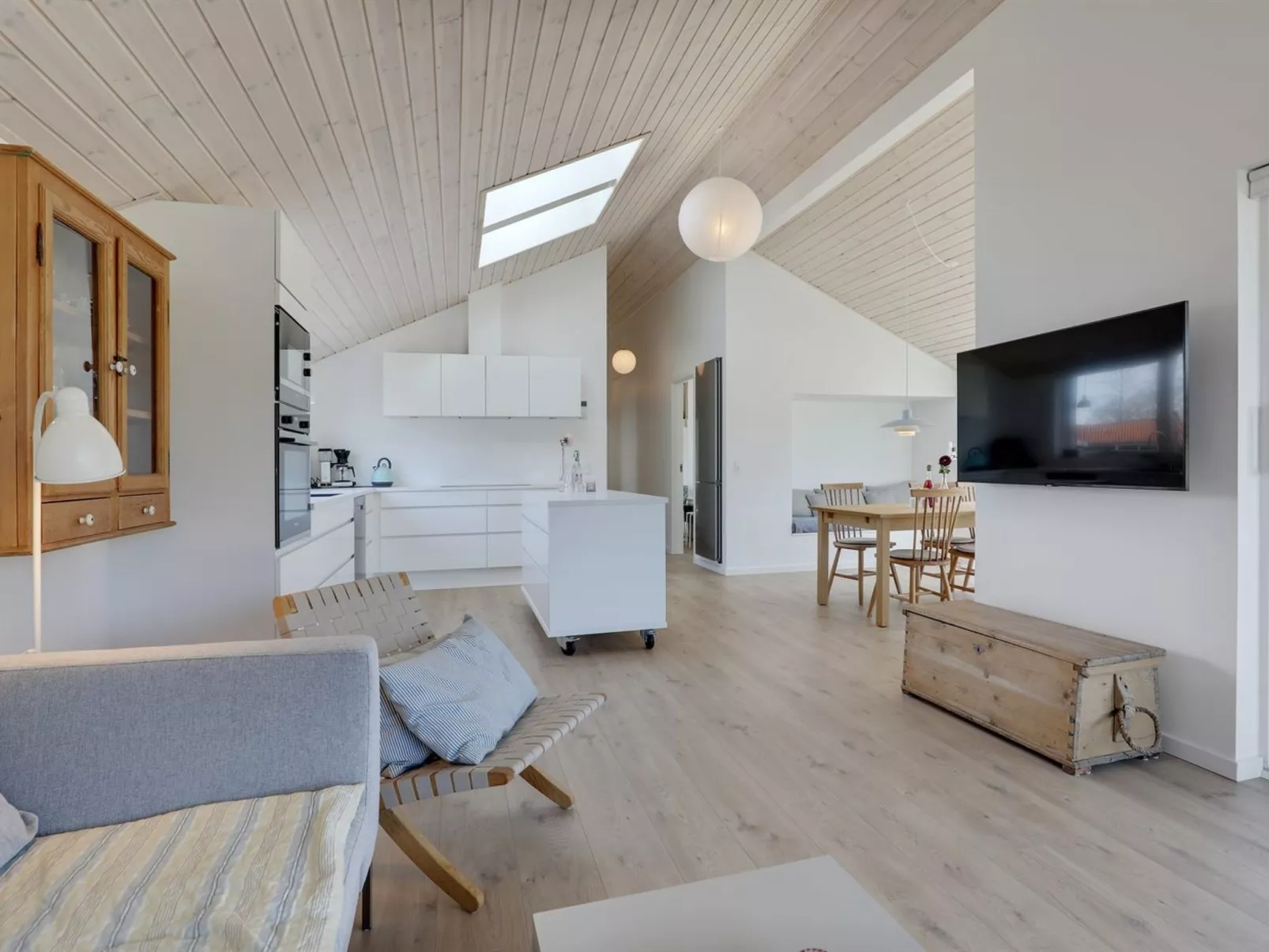 "Oke" - 350m from the sea-Drinnen