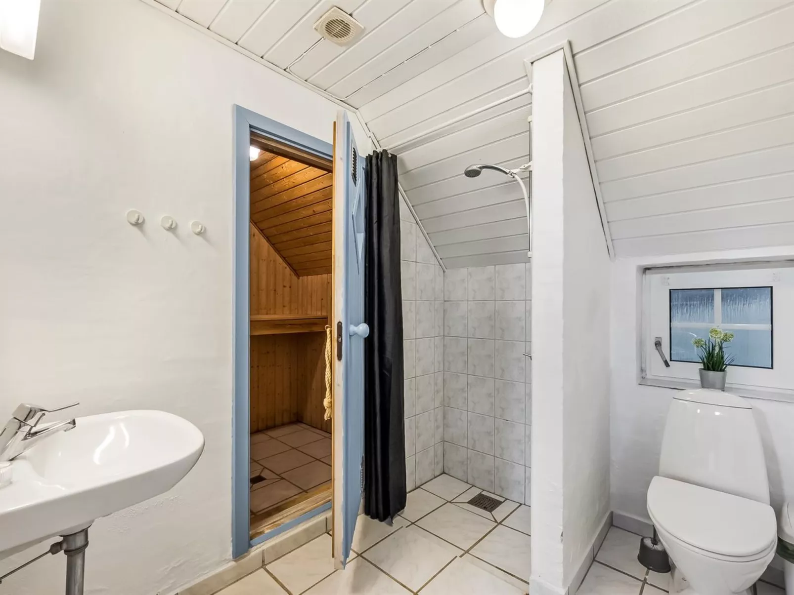 "Aane" - 1.8km from the sea-Inside