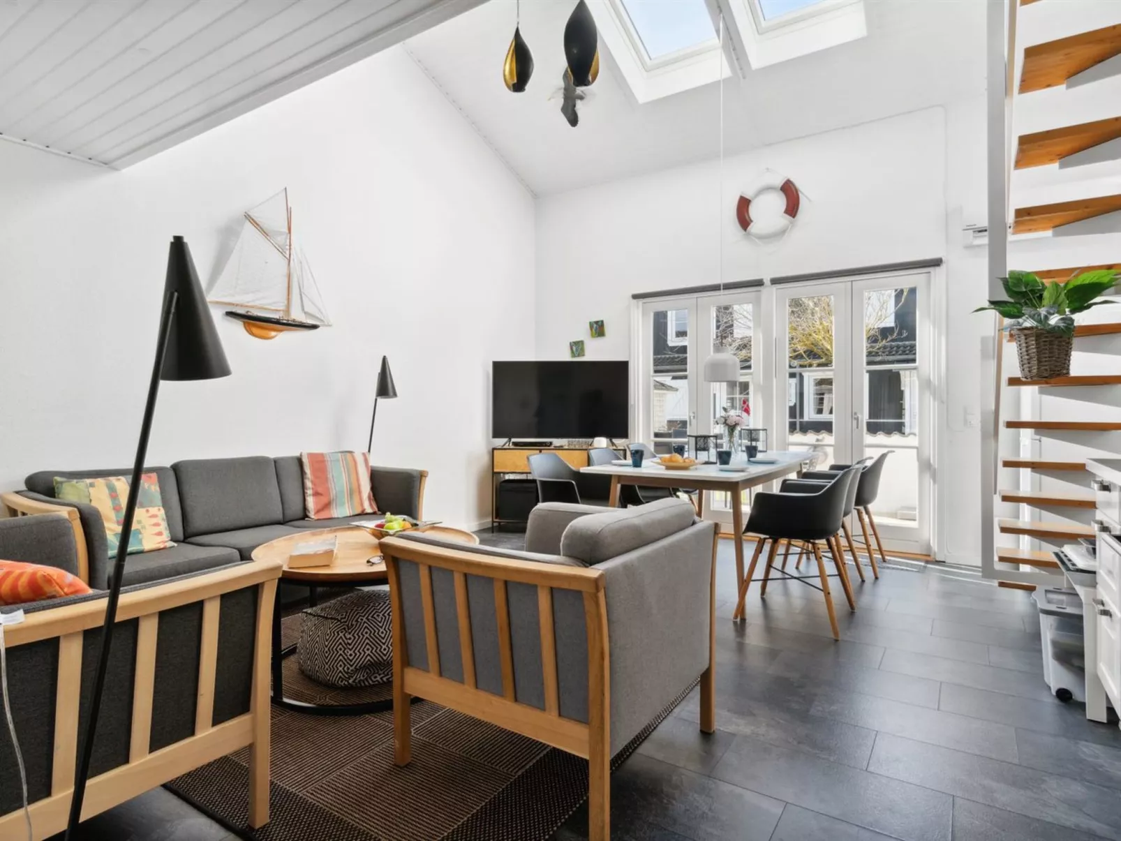 "Hermanda" - 100m to the fjord-Drinnen