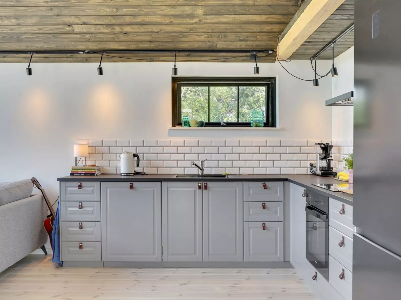 "Henrik" - 100m from the sea-Drinnen