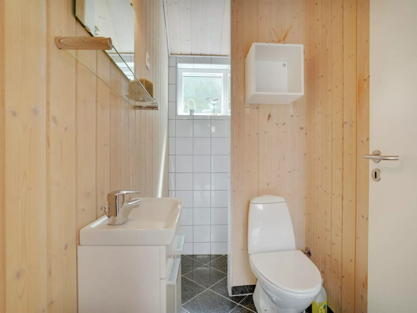 "Eireen" - 600m to the fjord-Inside