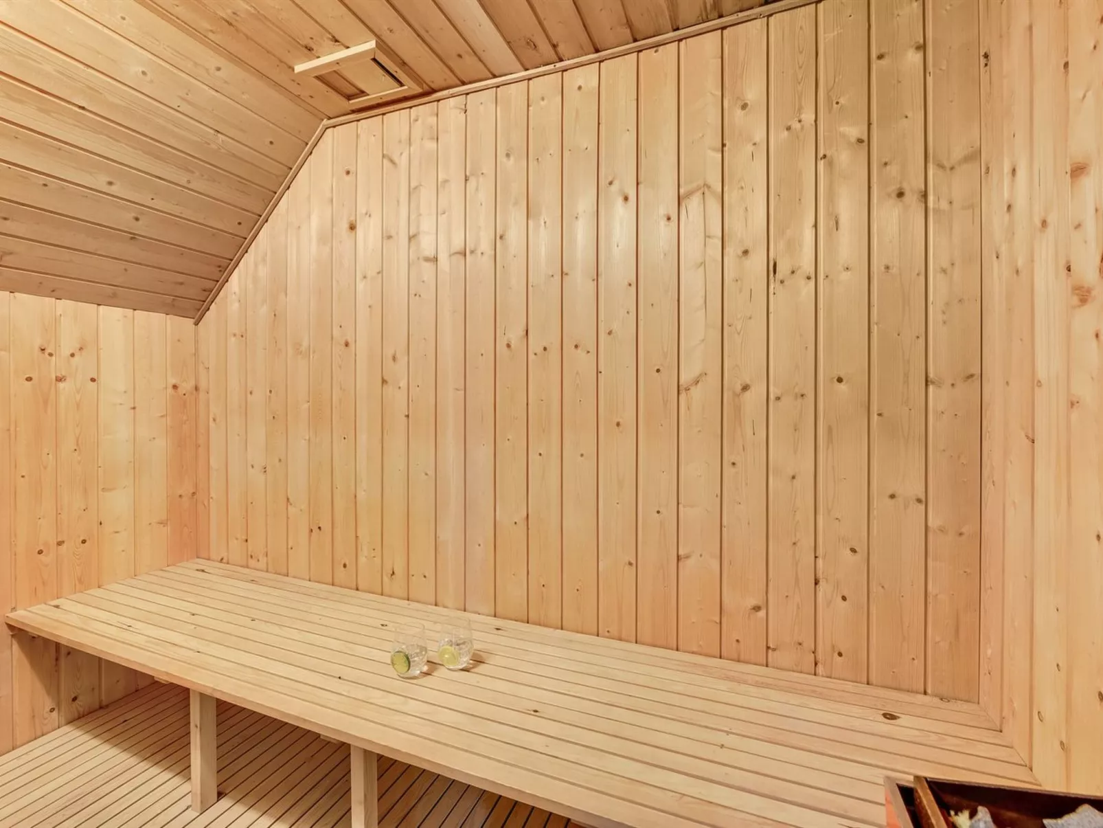 "Rayne" -  from the sea-Drinnen