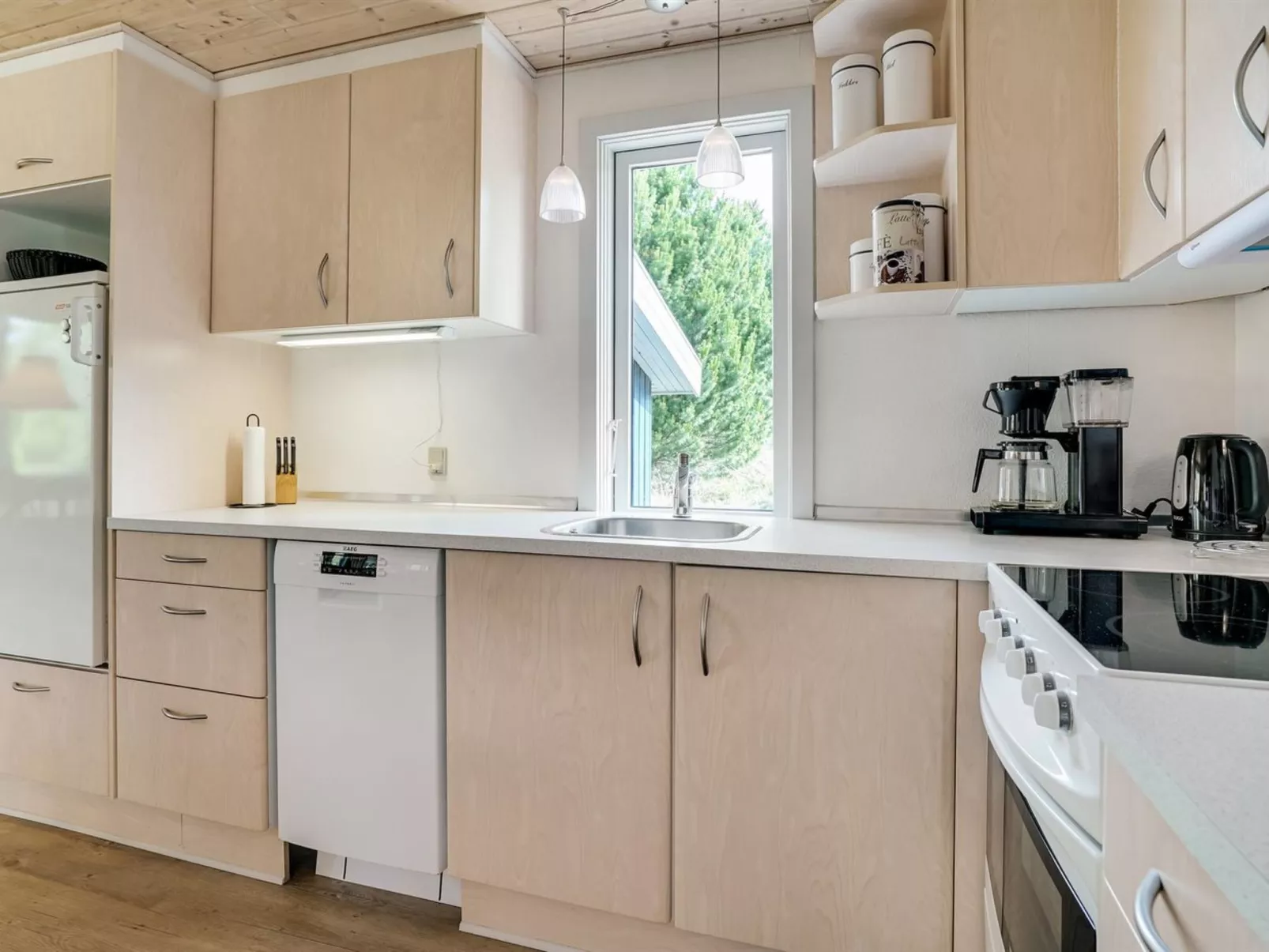 "Hughlek" - 900m from the sea-Drinnen