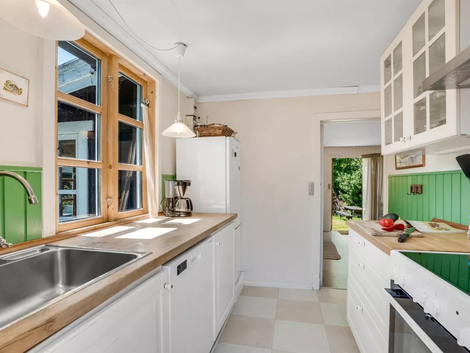 "Carly" - 100m from the sea-Drinnen