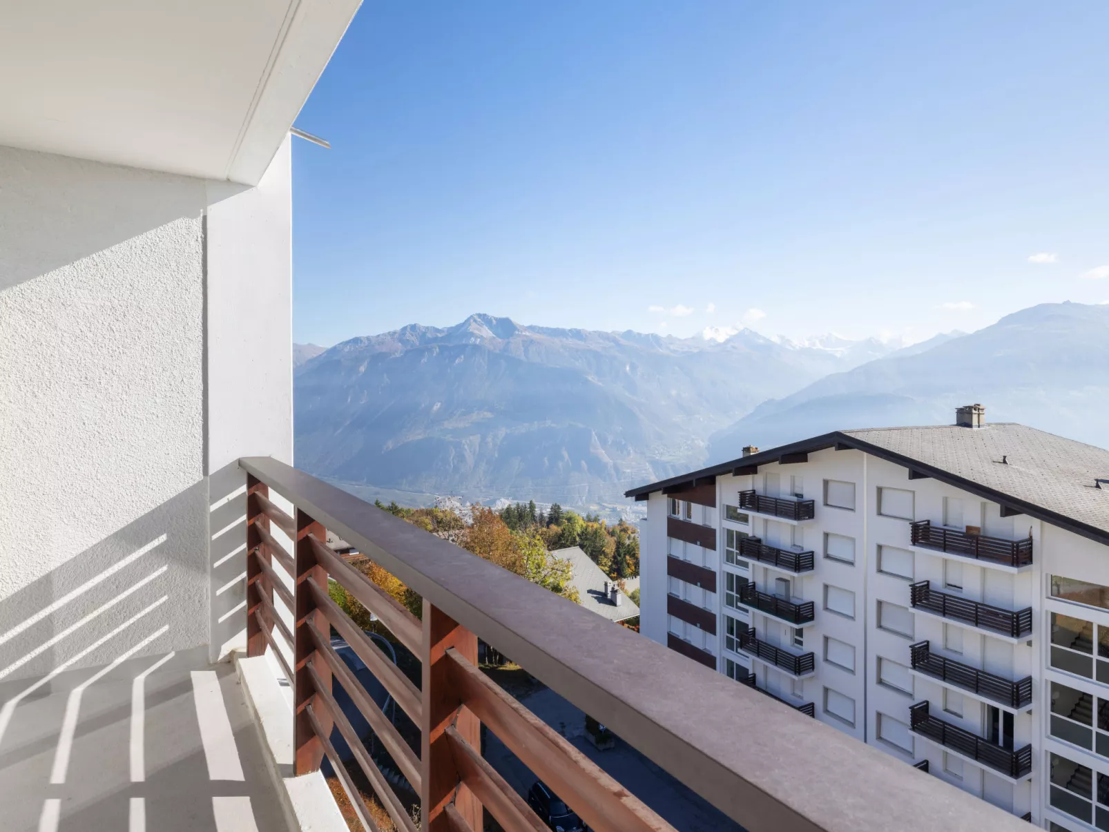 Armorial Est 72-Outside