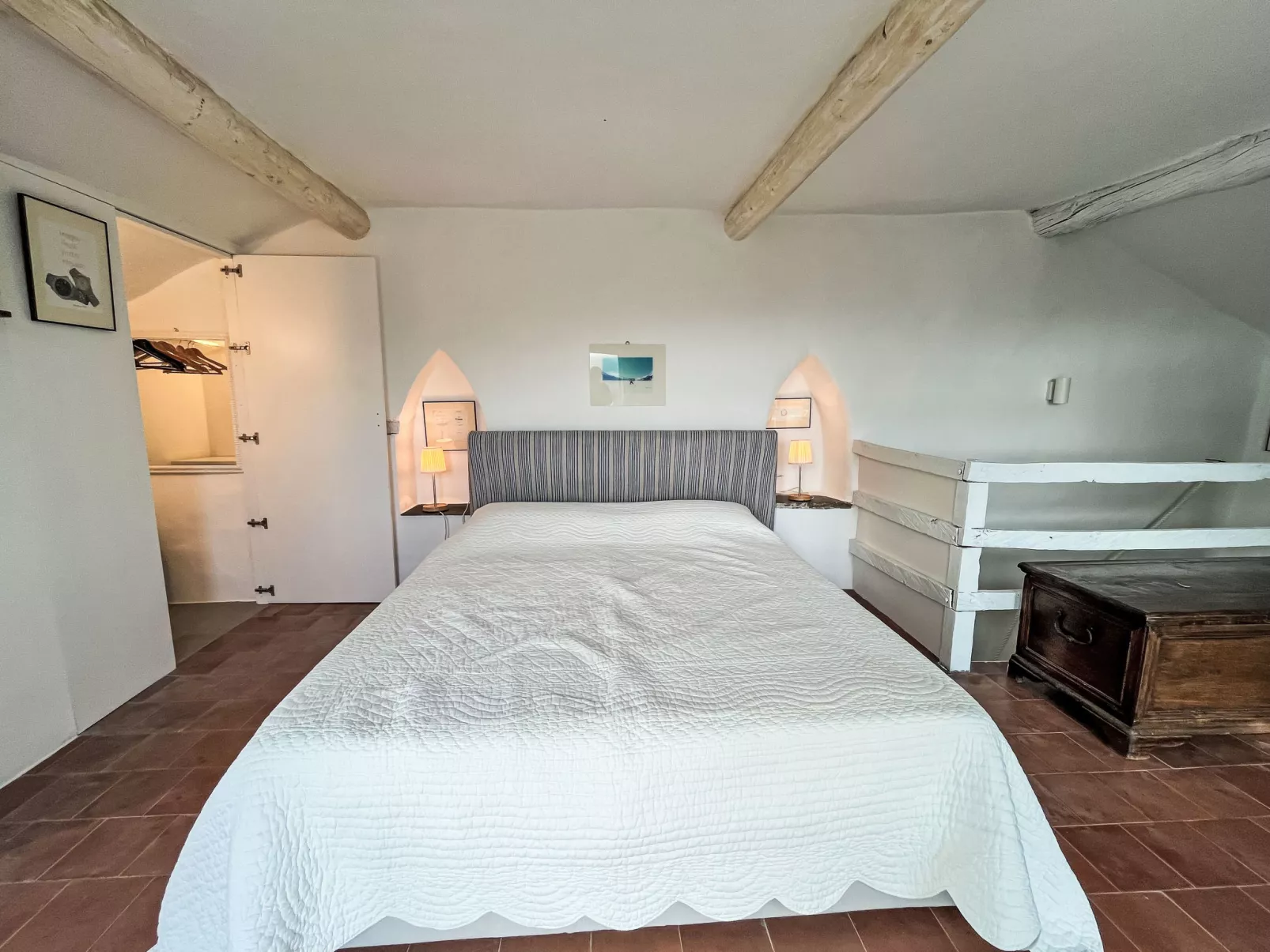 Bella Vista (DOL284)-Inside