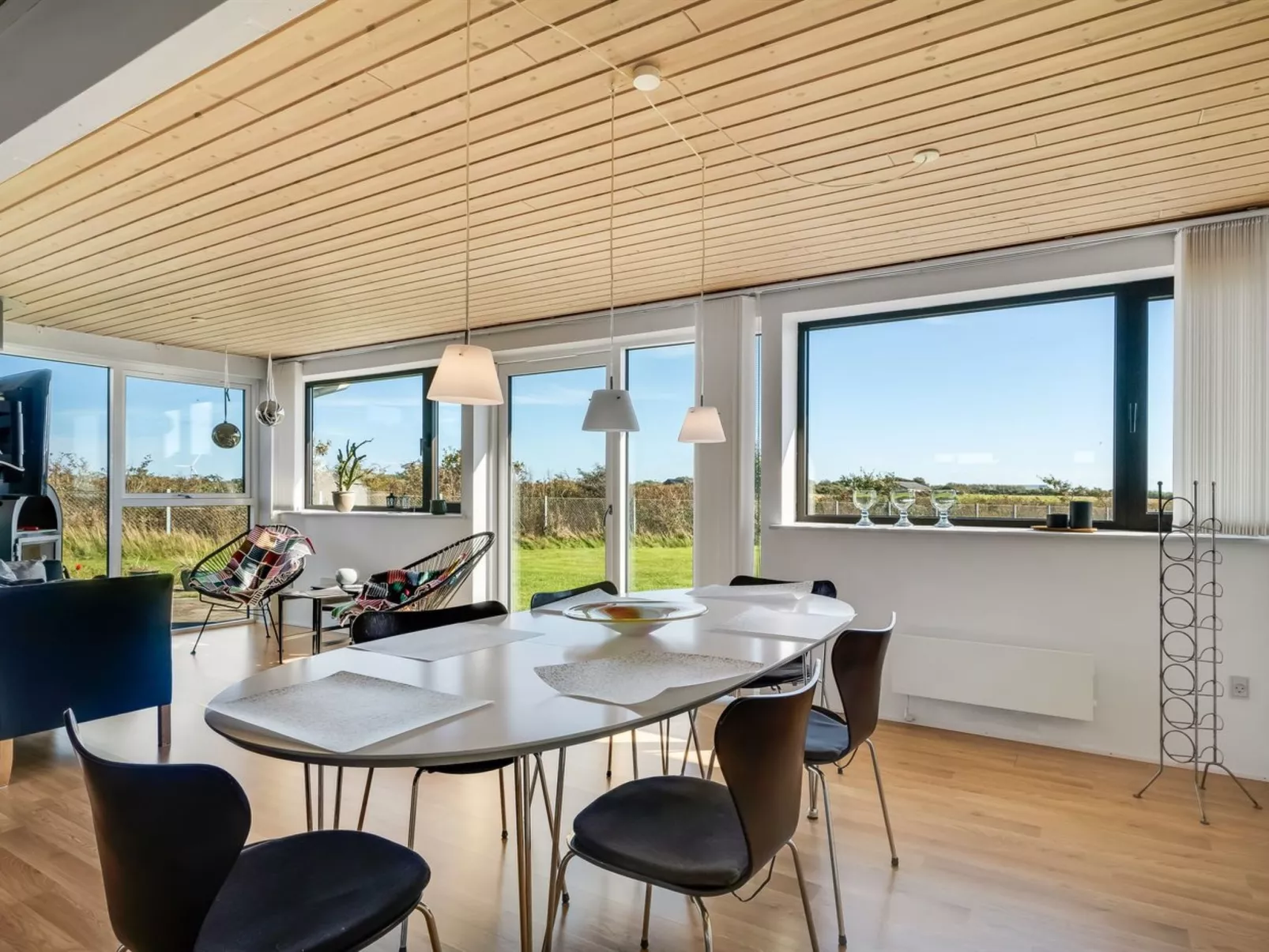 "Dunja" - 200m to the fjord-Drinnen