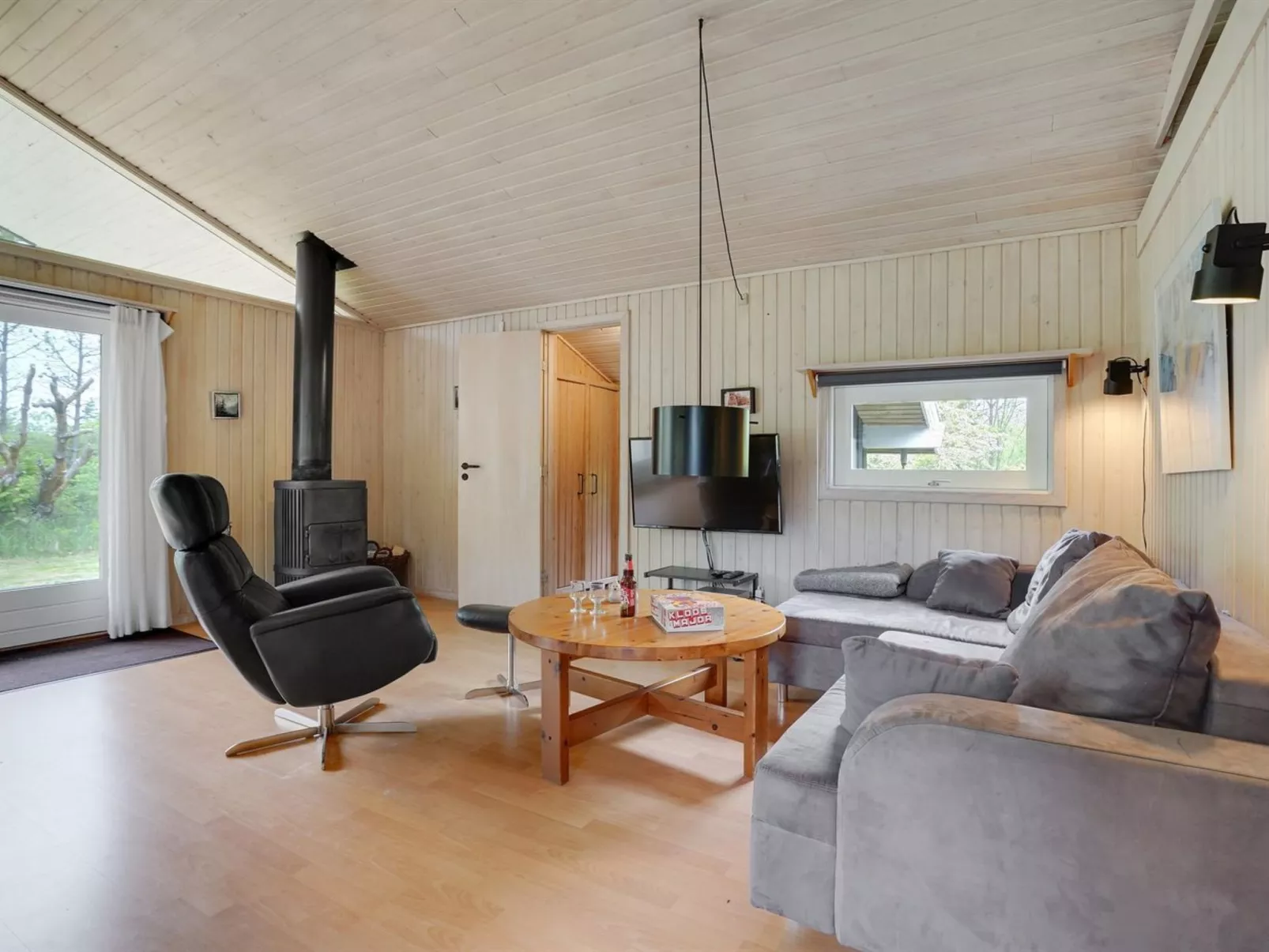 "Evan" - 1.3km from the sea-Inside