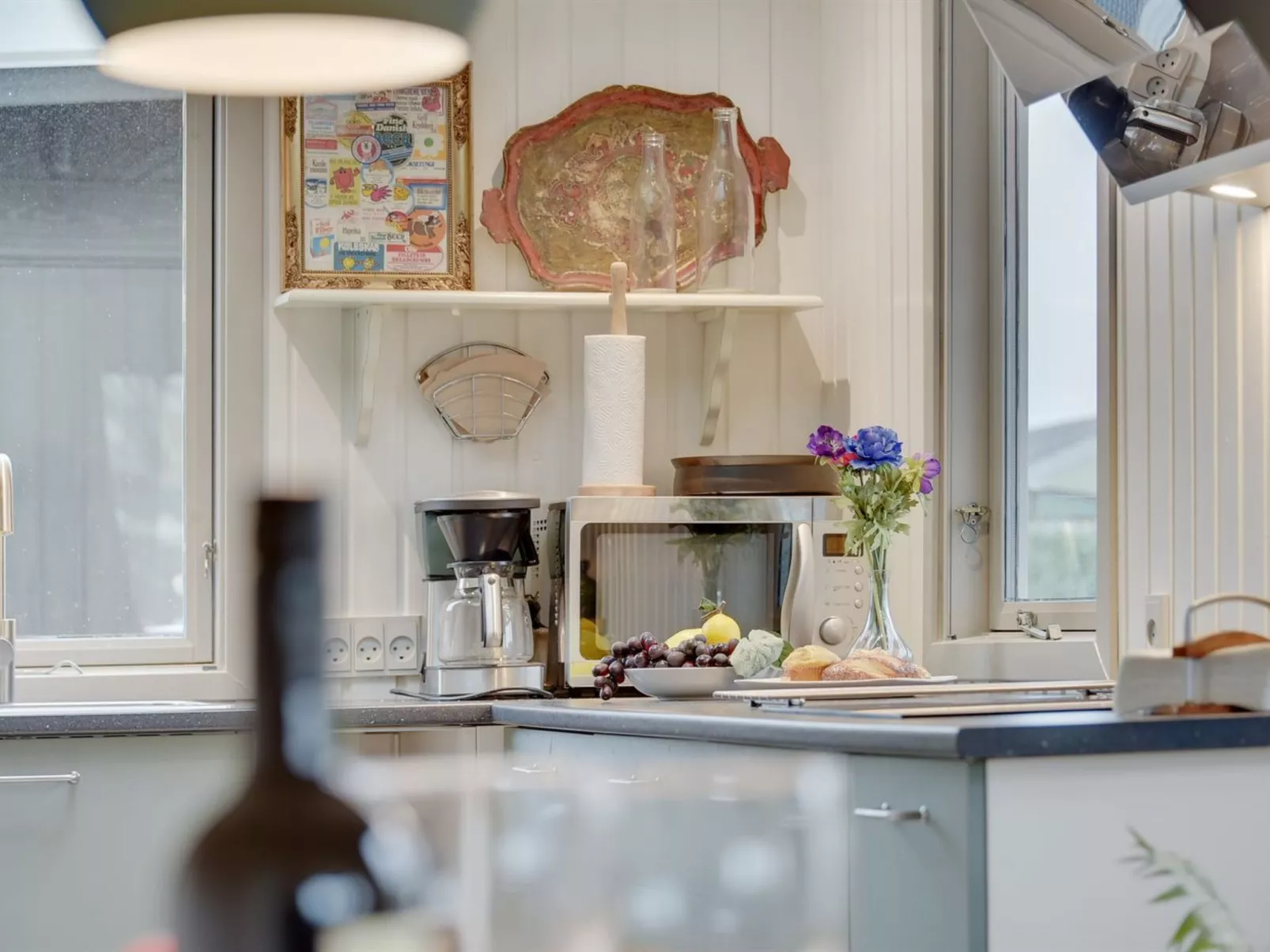 "Roar" - 500m from the sea-Drinnen