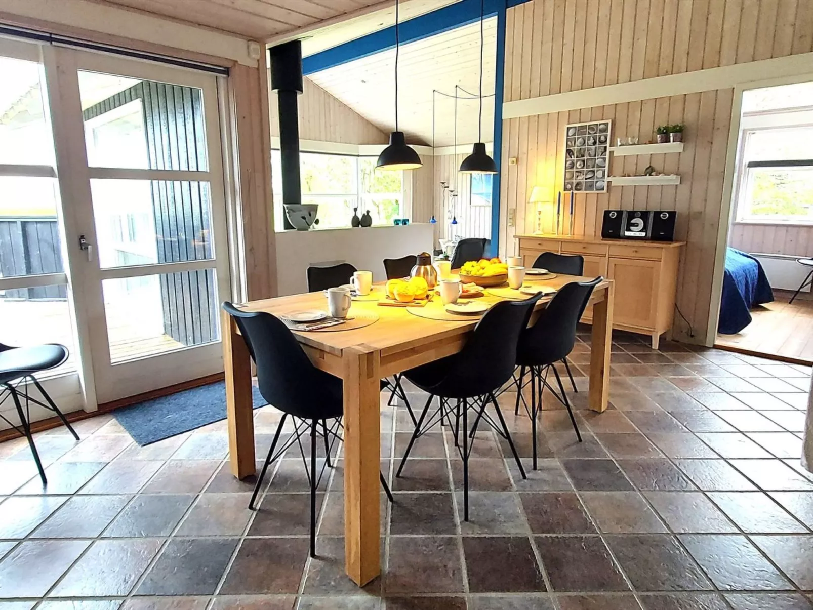 "Thorin" - 100m from the sea-Drinnen