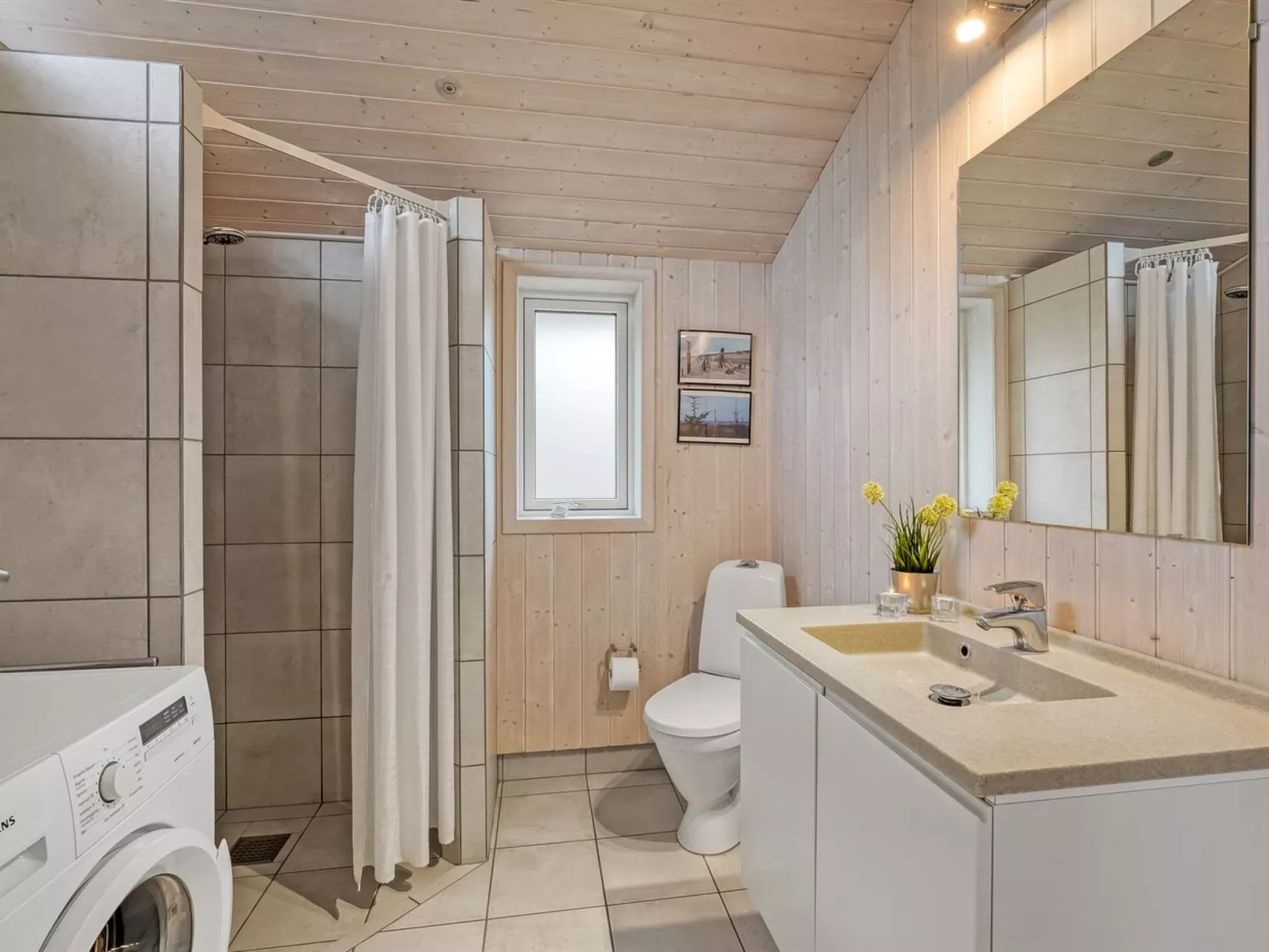 "Helen" - 500m to the fjord-Inside