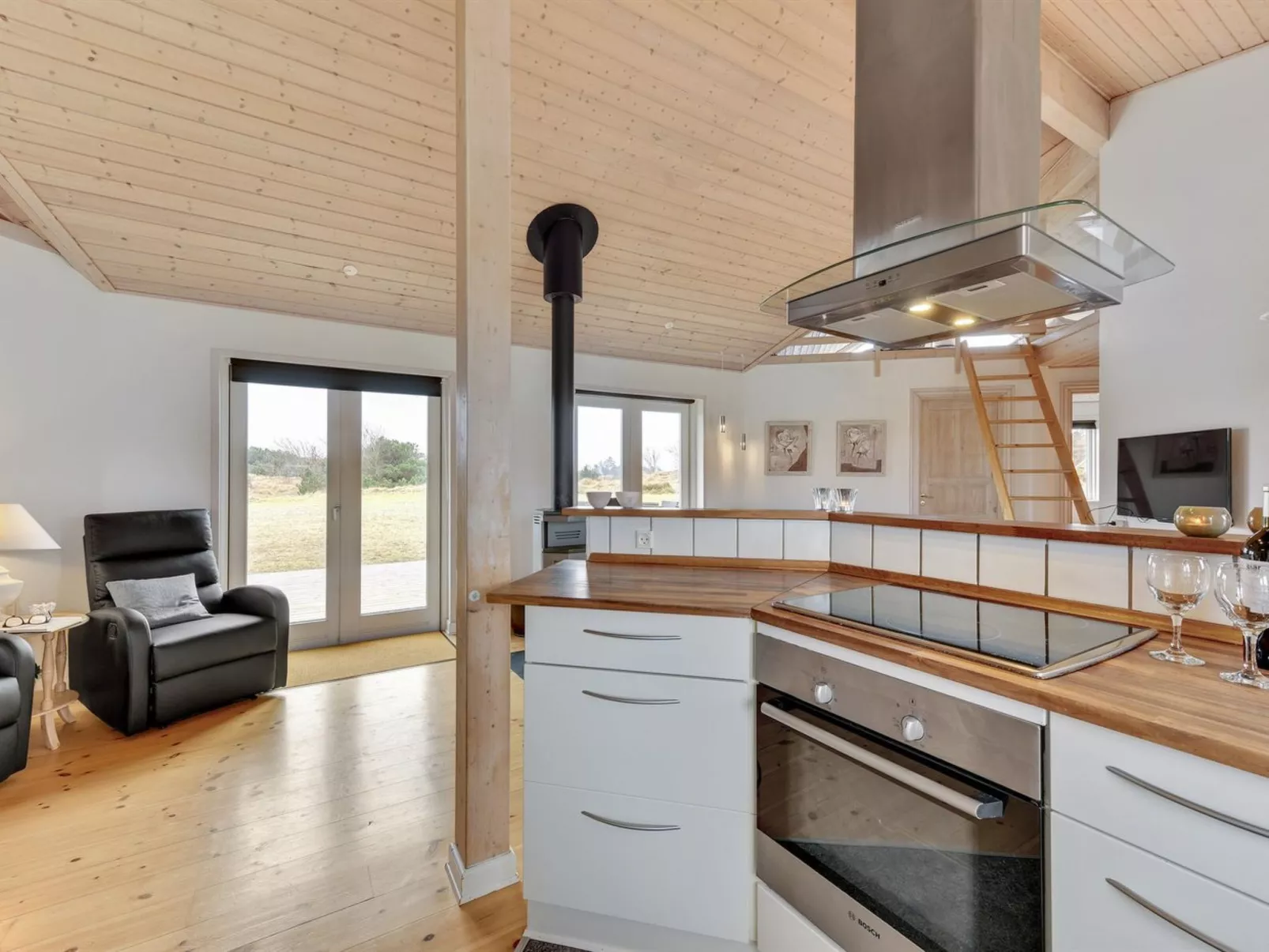 "Karmen" - 300m to the fjord-Dedans