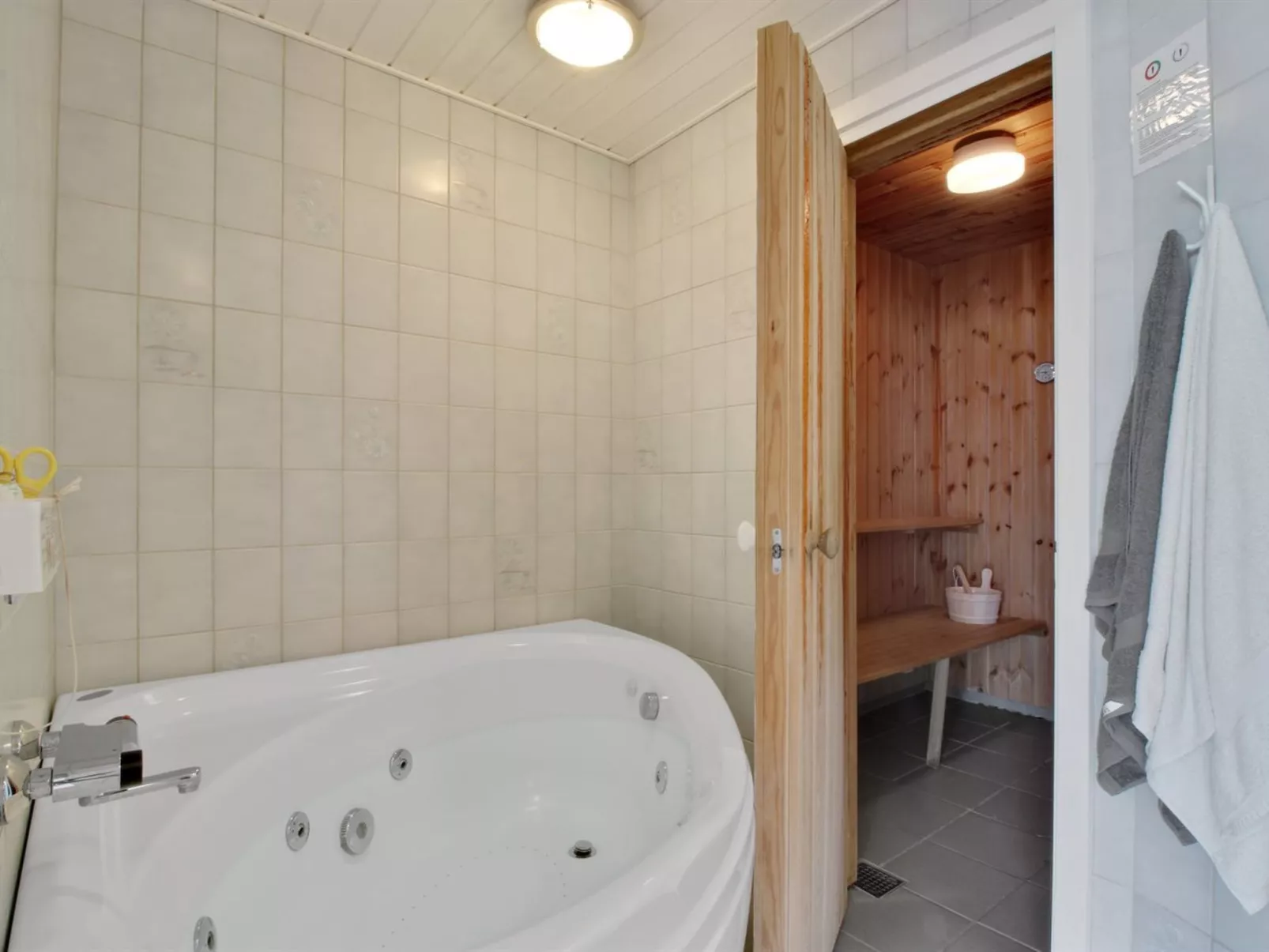 "Flora" - 150m from the sea-Dedans