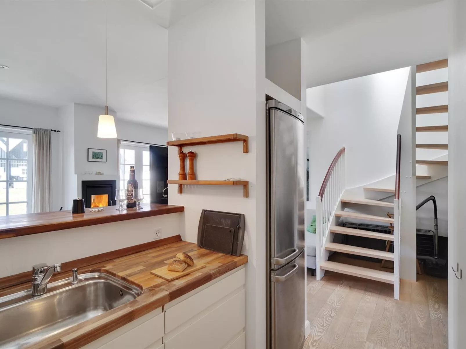 "Anniek" - 1km to the fjord-Inside