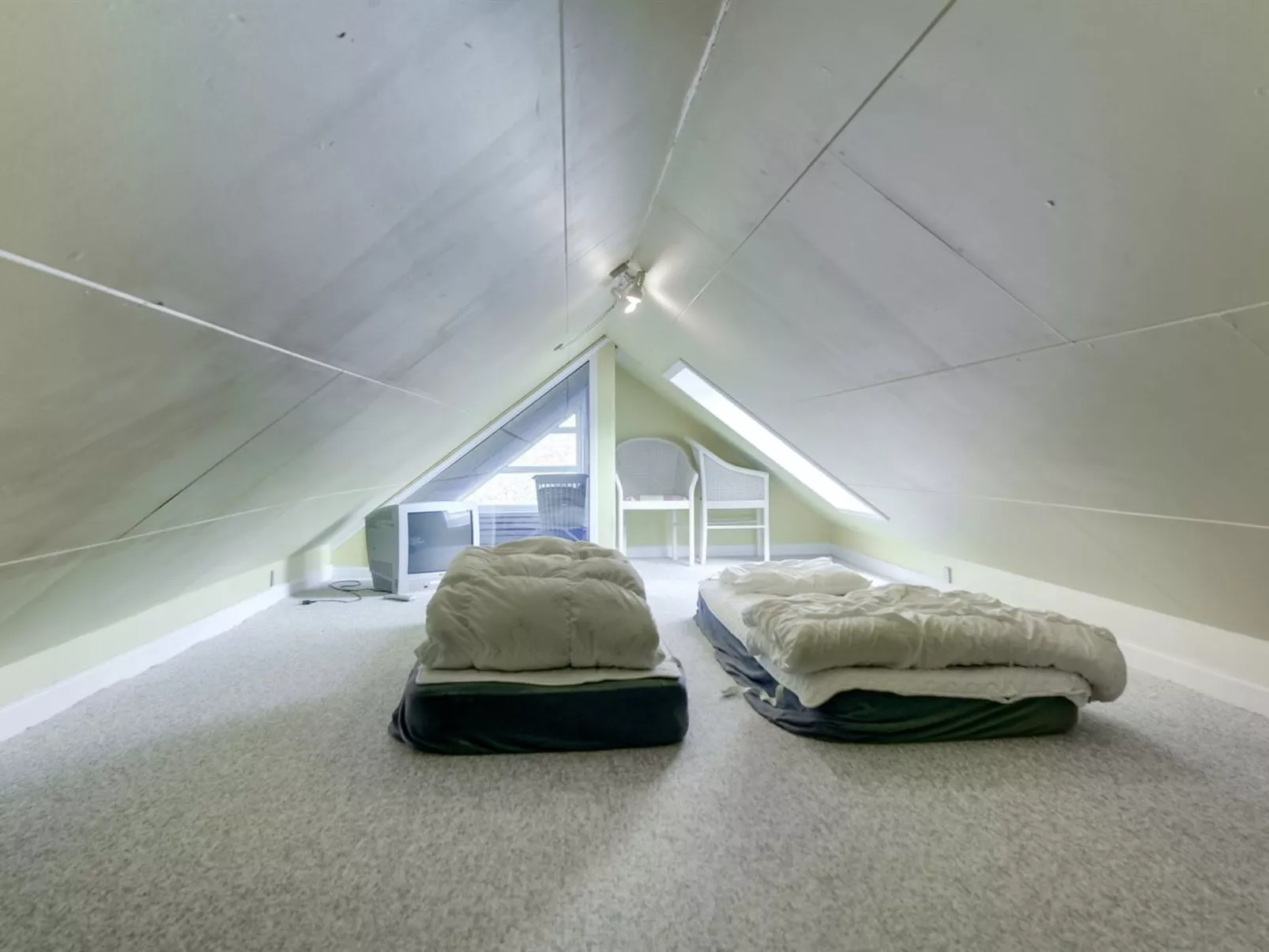 "Swening" - 2.1km from the sea-Drinnen