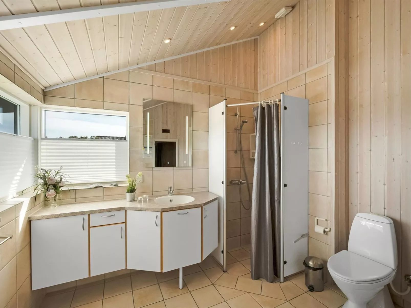 "Thrugot" -  from the sea-Dedans