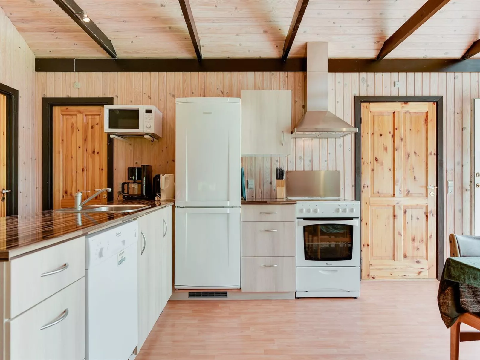 "Henna" - 550m to the fjord-Drinnen