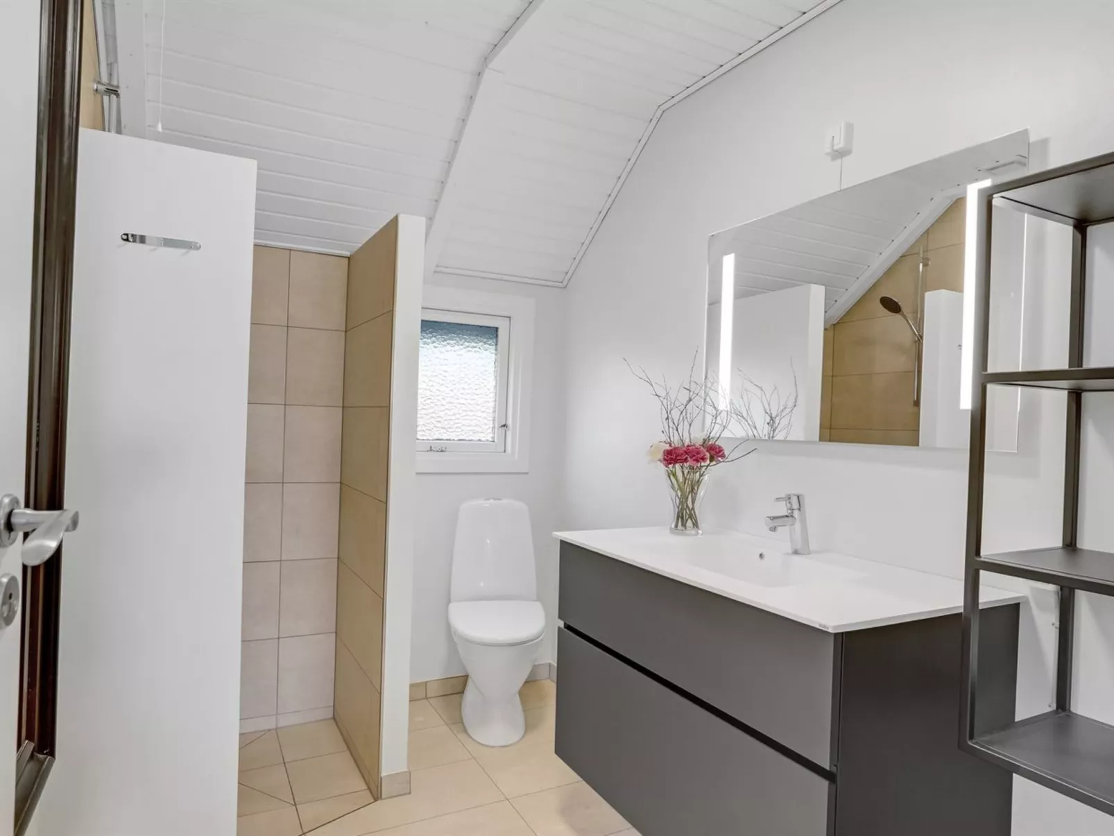 "Saku" - 495m to the fjord-Drinnen