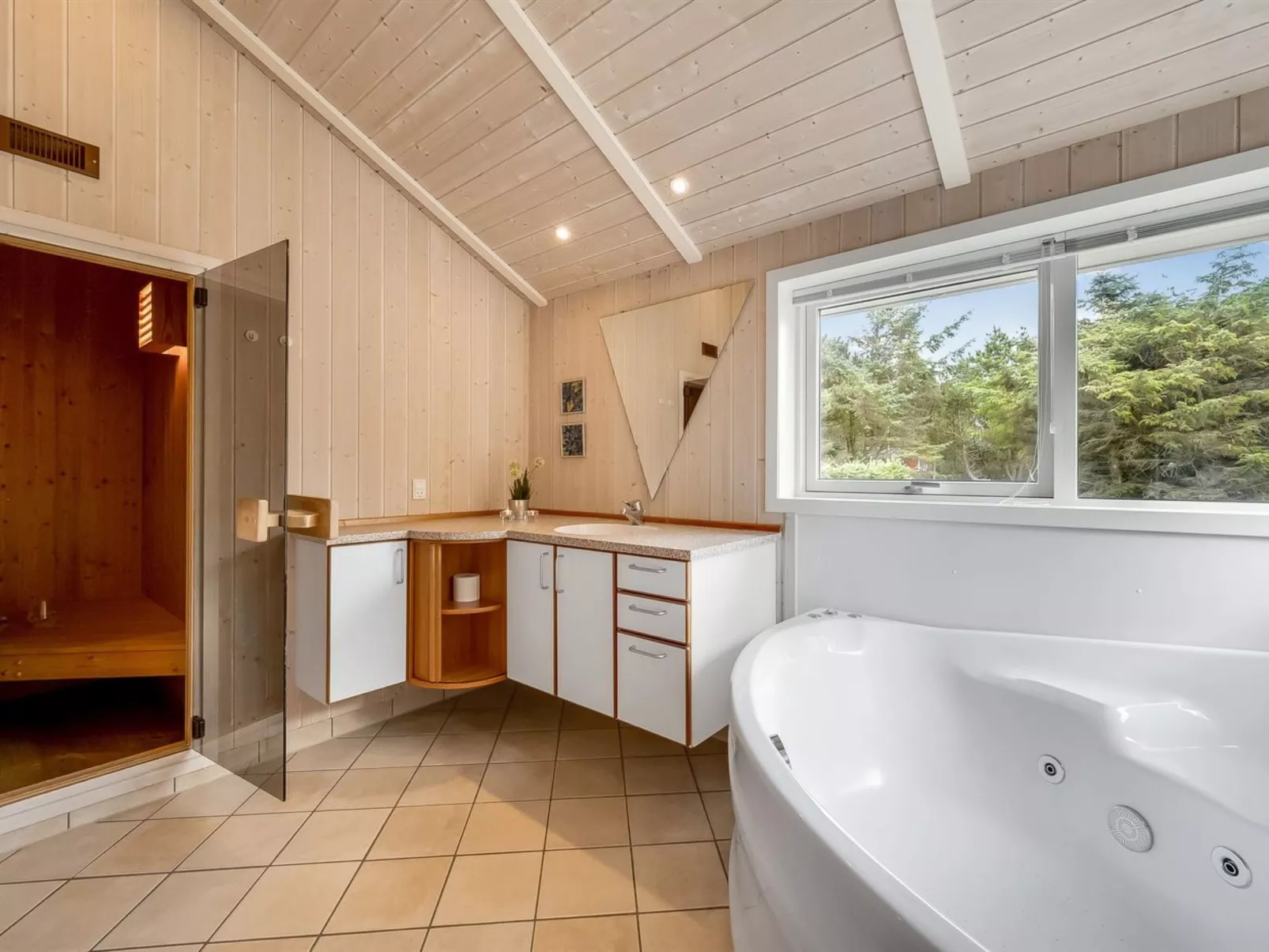 "Leona" - 250m to the fjord-Inside