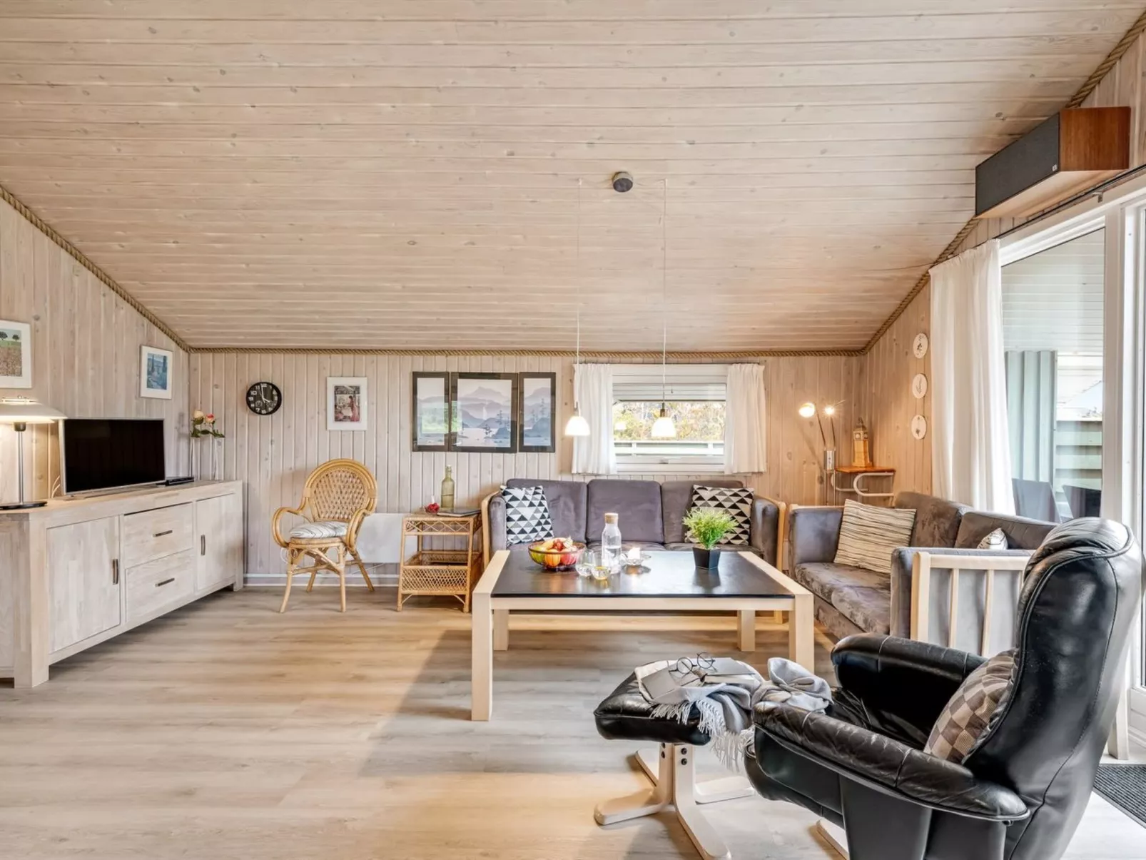 "Unni" -  from the sea-Inside