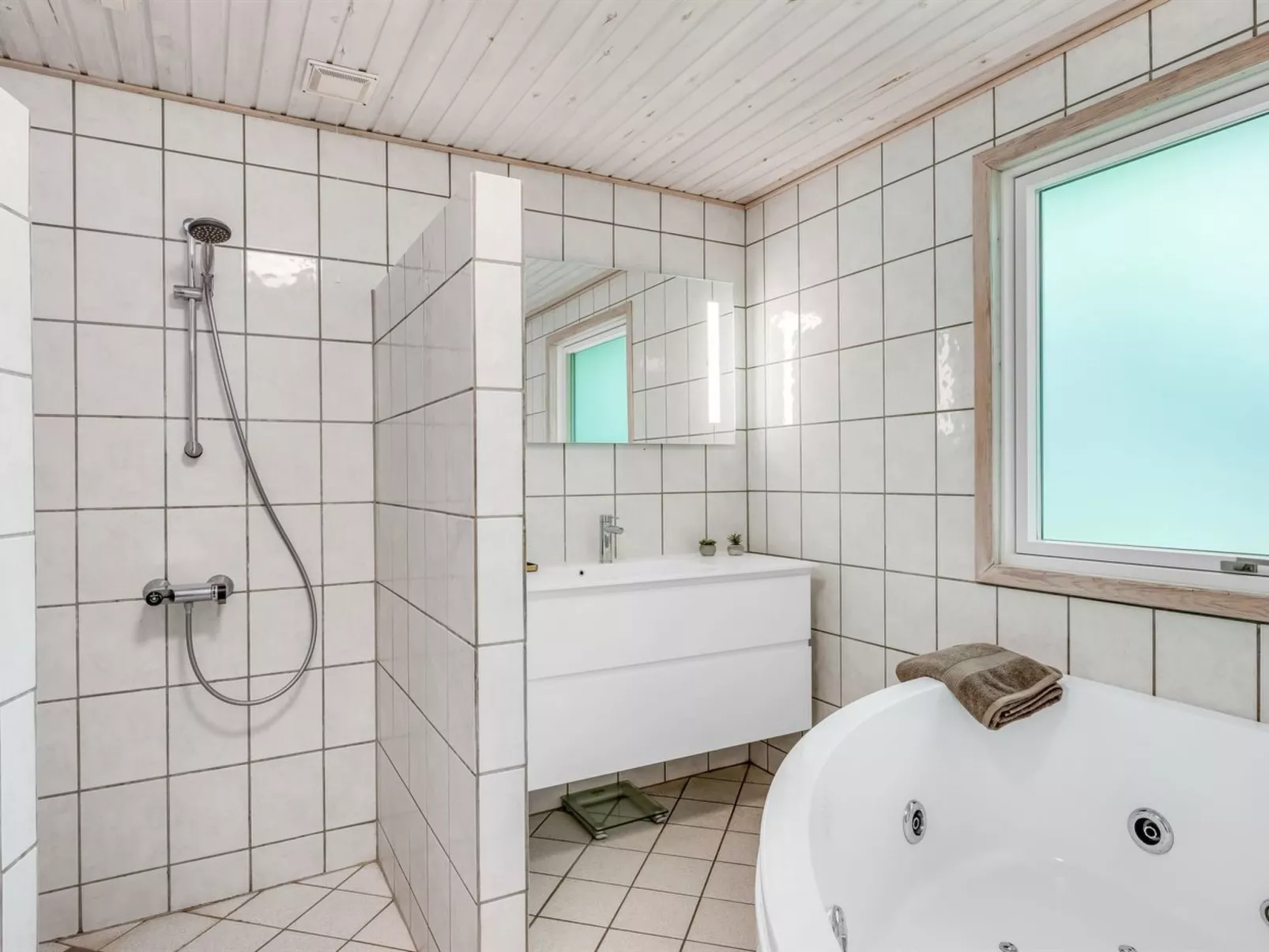 "Yall" - 1km from the sea-Inside