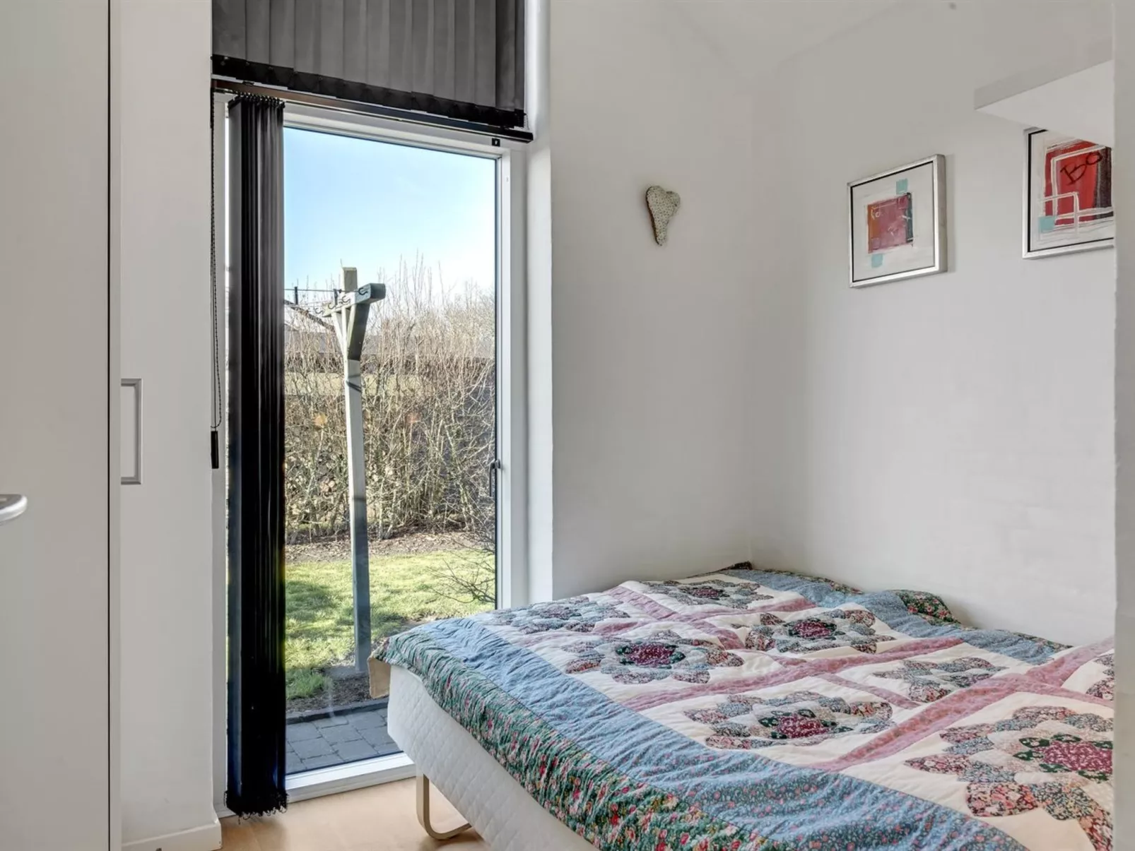 "Donka" - 300m to the fjord-Drinnen