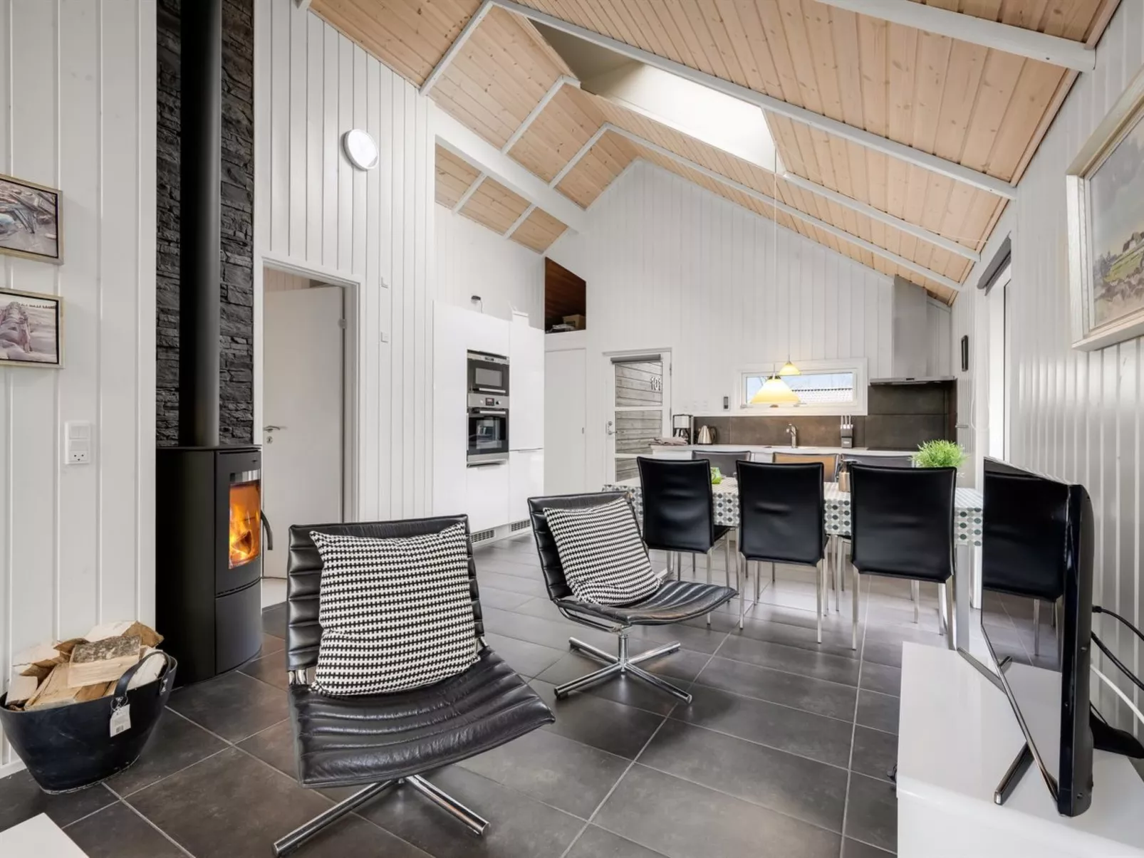 "Ketilbiorn" - 1.2km to the fjord-Inside