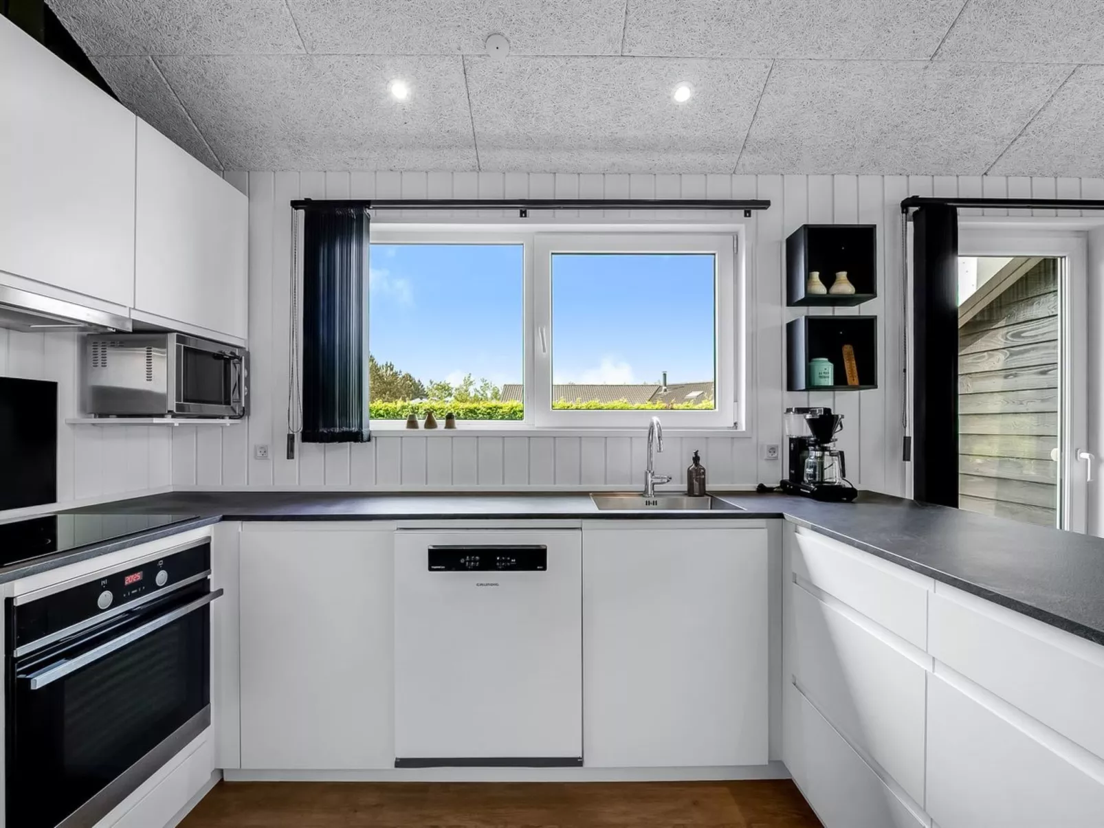 "Leeve" - 1.4km to the fjord-Inside