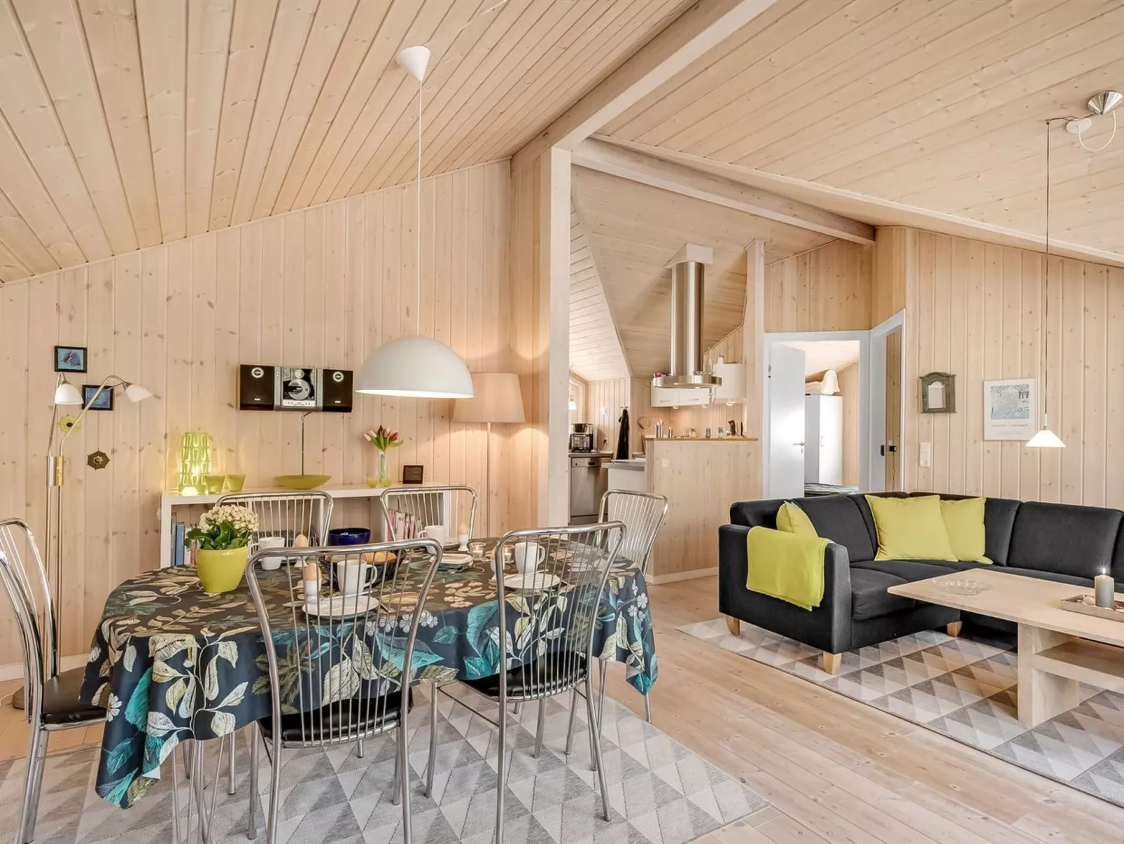 "Tobbi" - 1.1km to the fjord-Inside