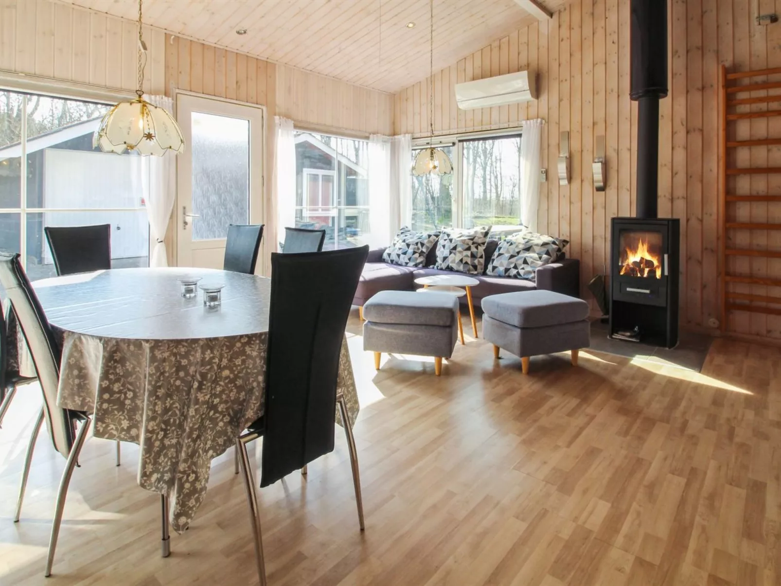 "Edy" - 25km from the sea-Drinnen