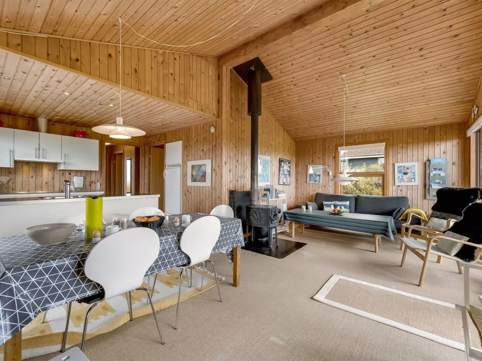 "Tanea" - 700m to the fjord-Drinnen