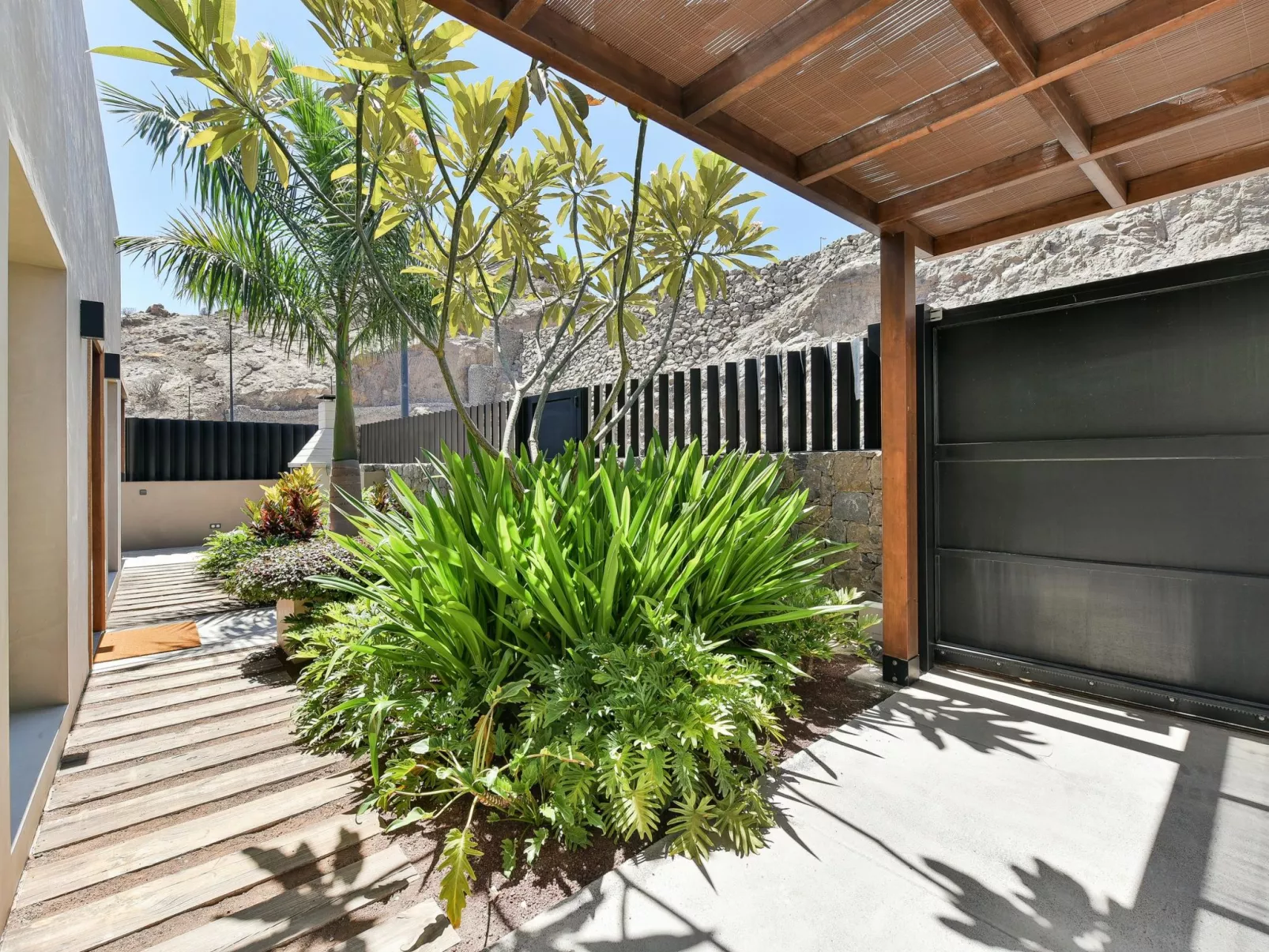 Almadies Tauro - Outside