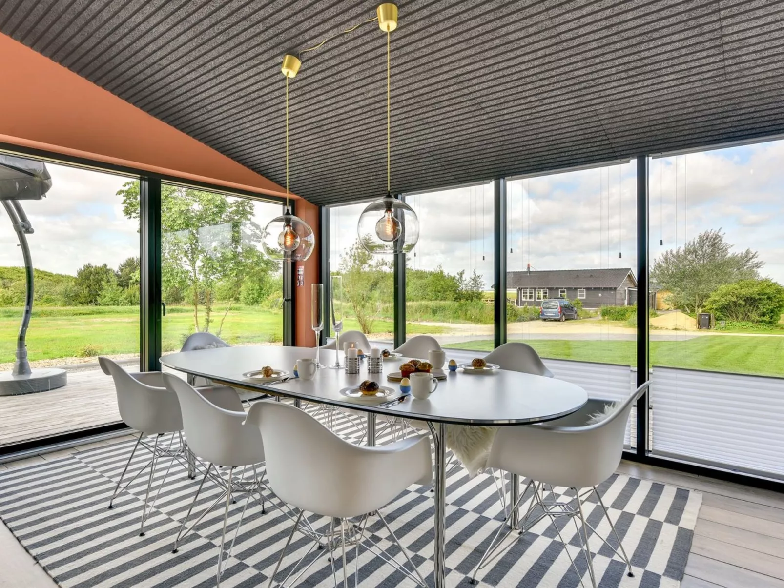 "Emilie" - 250m to the fjord-Drinnen