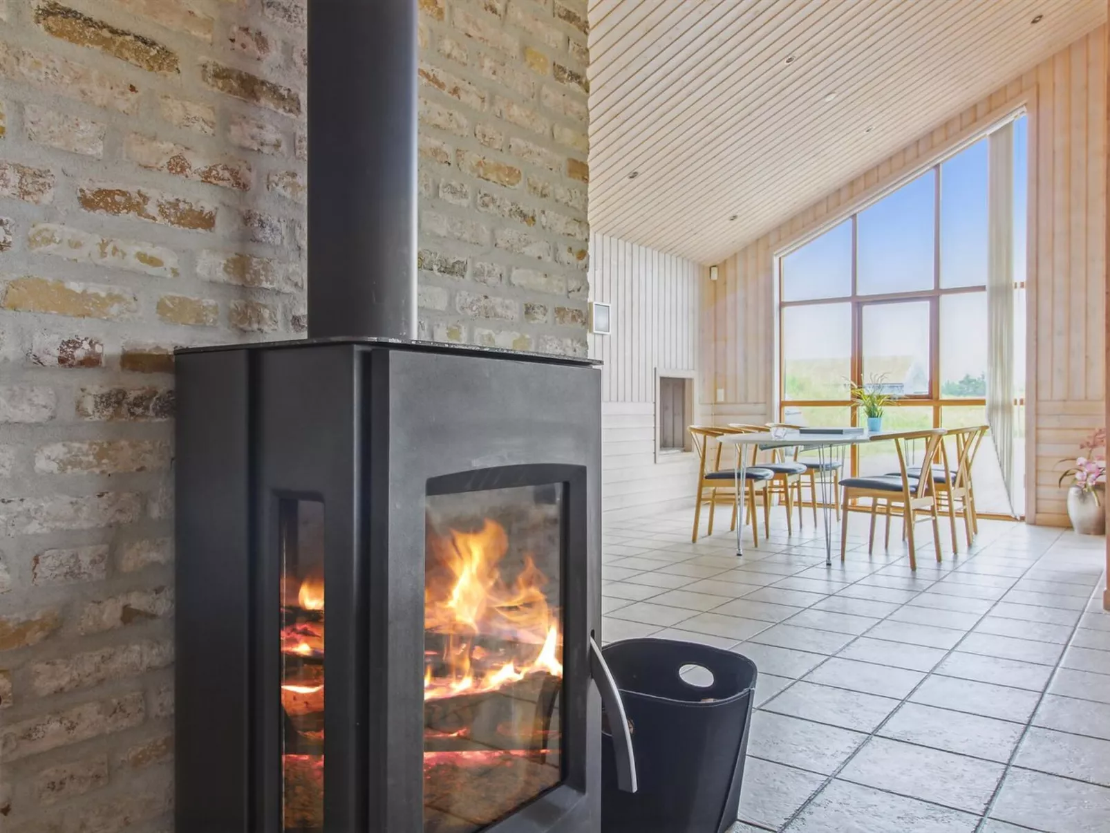 "Ran" - 1.5km from the sea-Drinnen