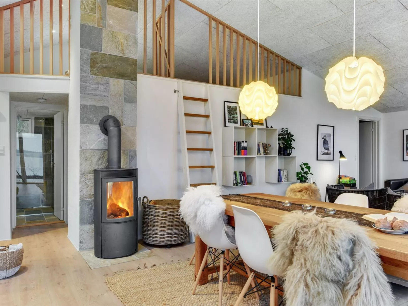 "Lika" - 25m to the fjord-Drinnen