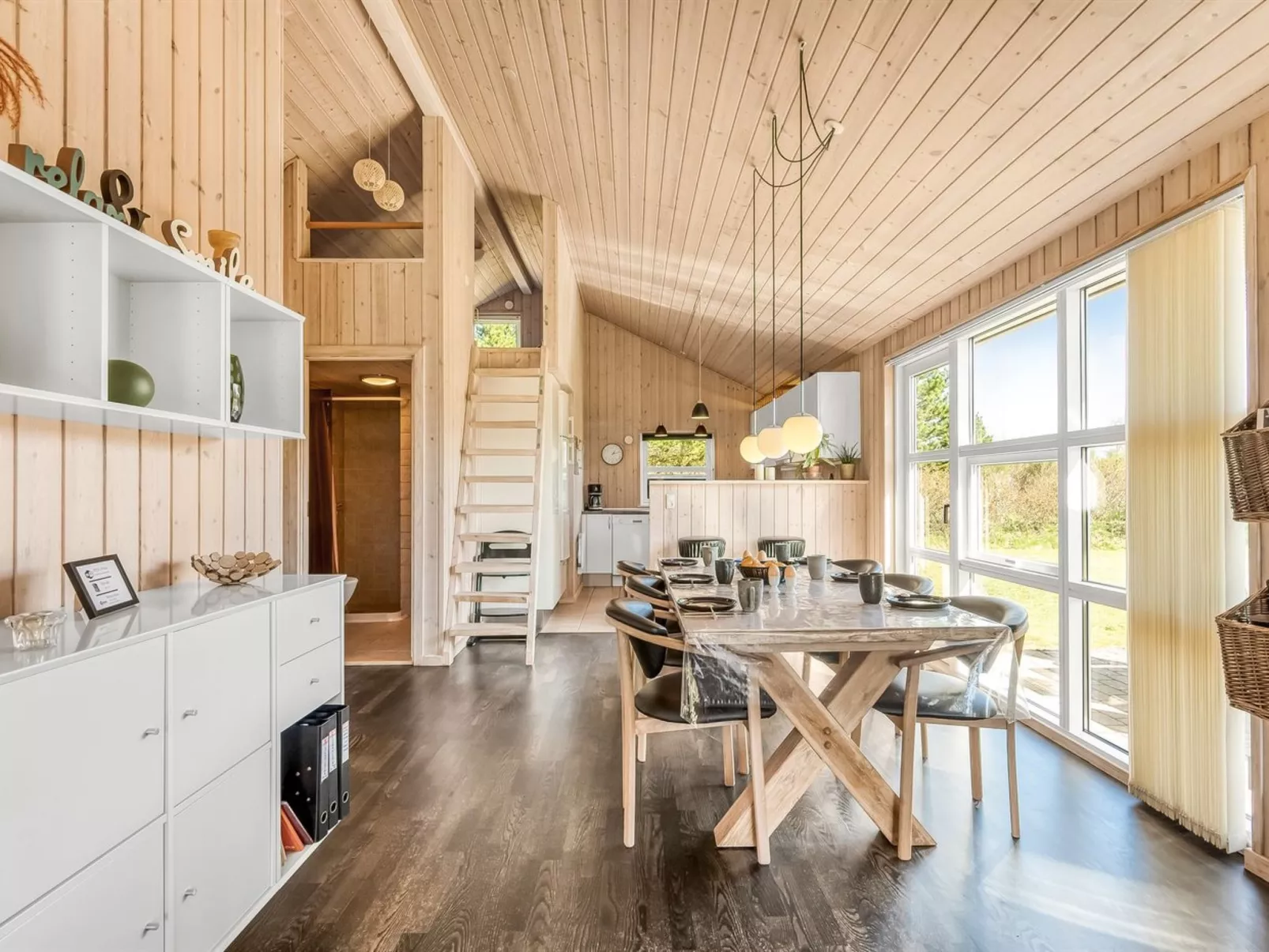 "Rekke" - 300m to the fjord-Dedans