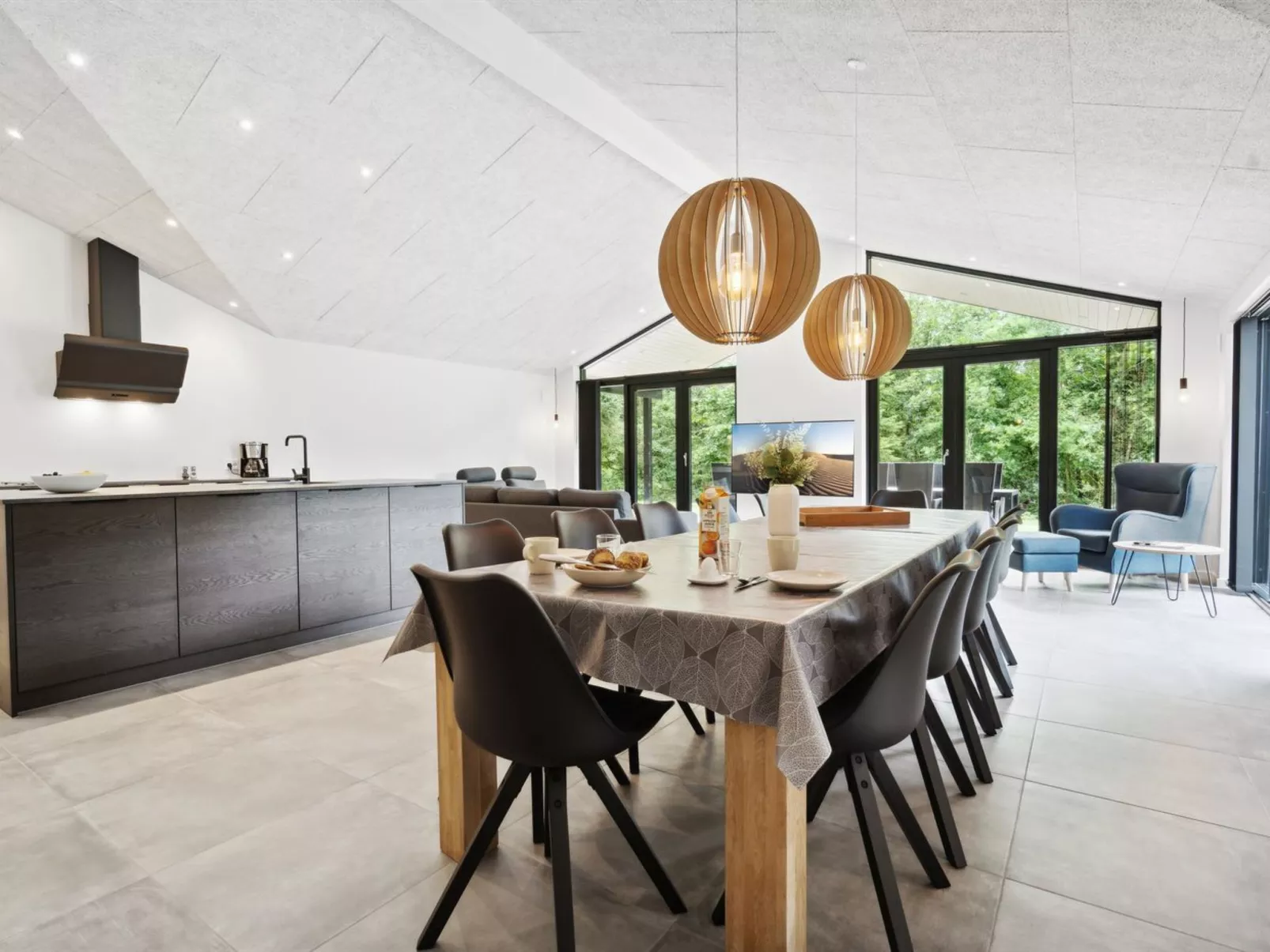 "Robert" - 30km from the sea-Inside