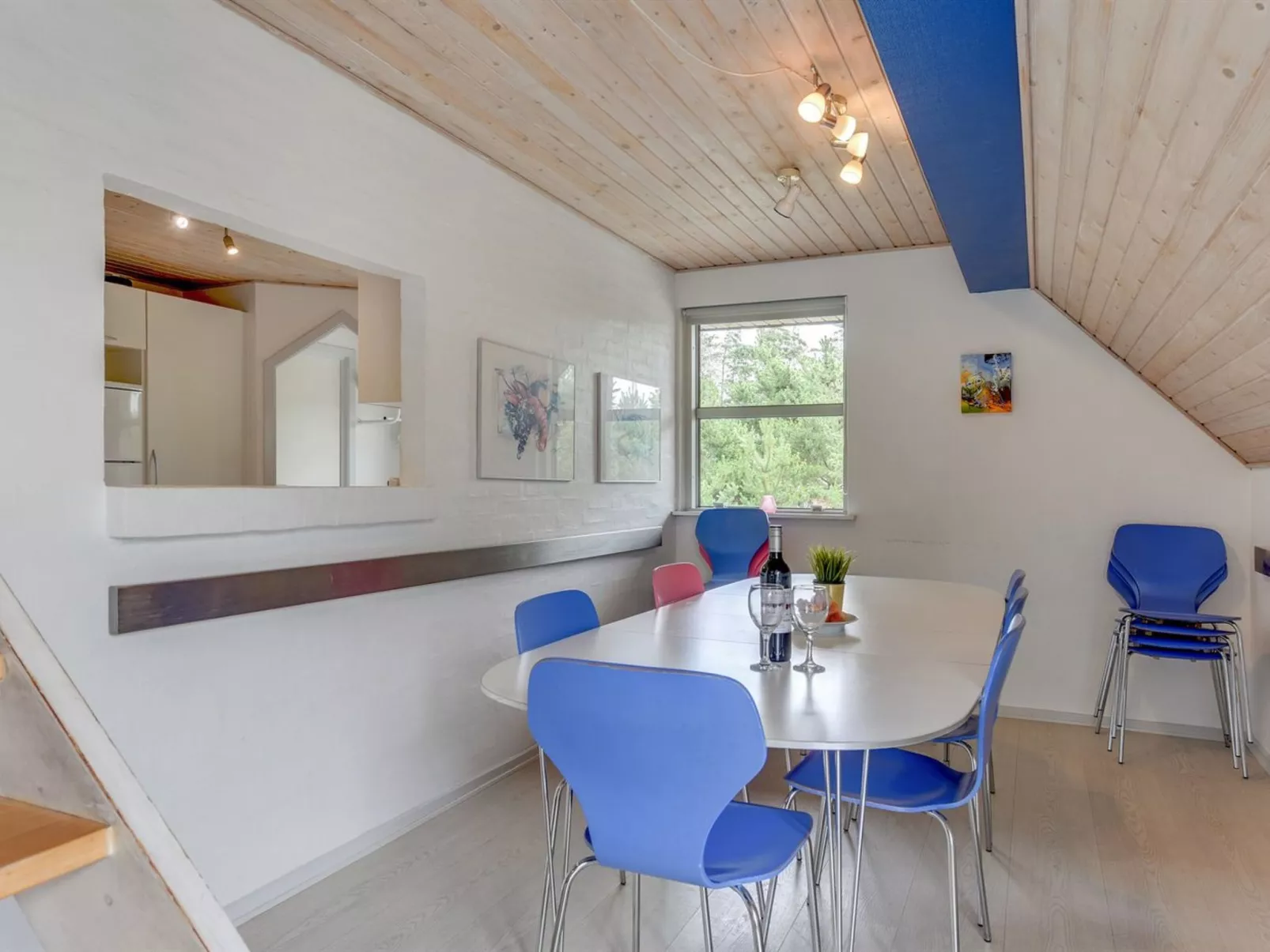 "Tabithe" - 2.2km from the sea-Inside