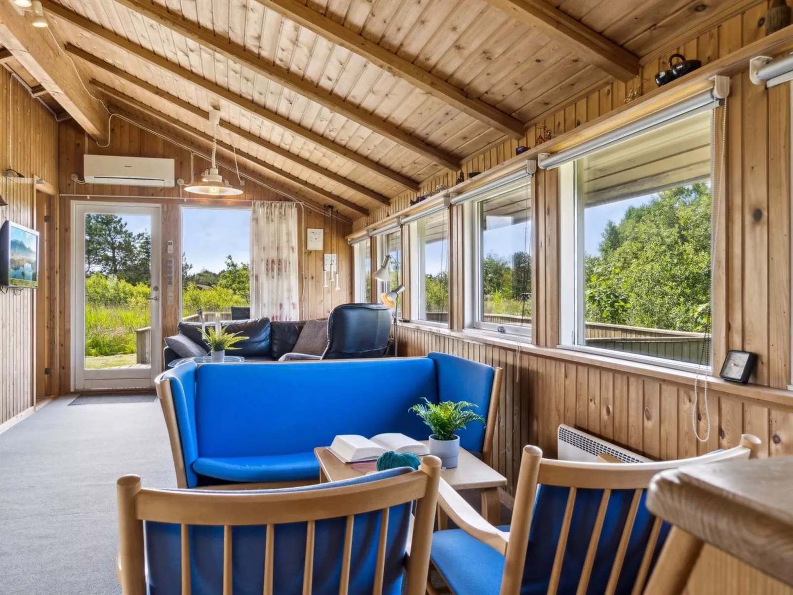 "Hunlef" - 1.7km from the sea-Inside