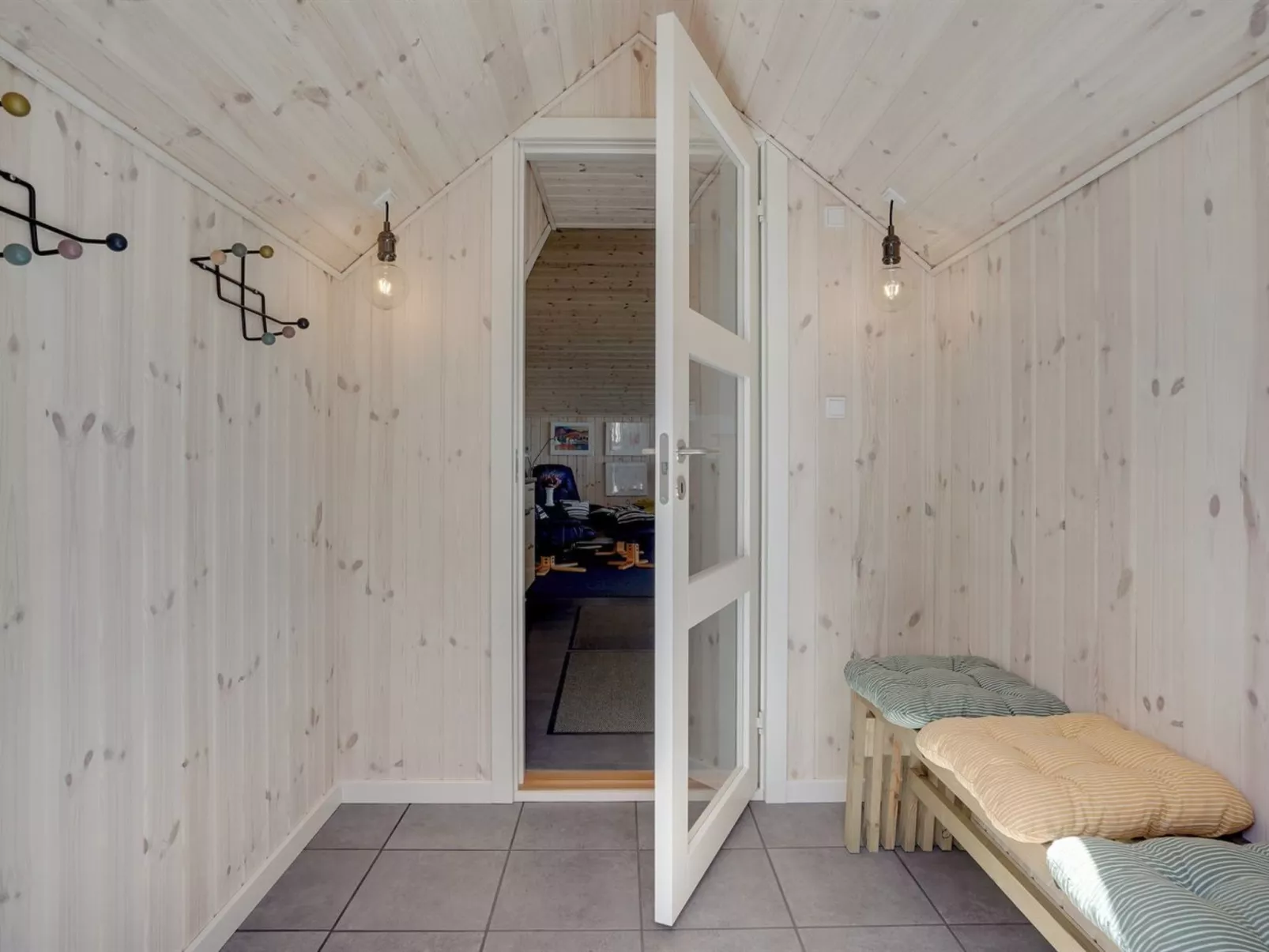 "Saila" - 500m to the fjord-Inside