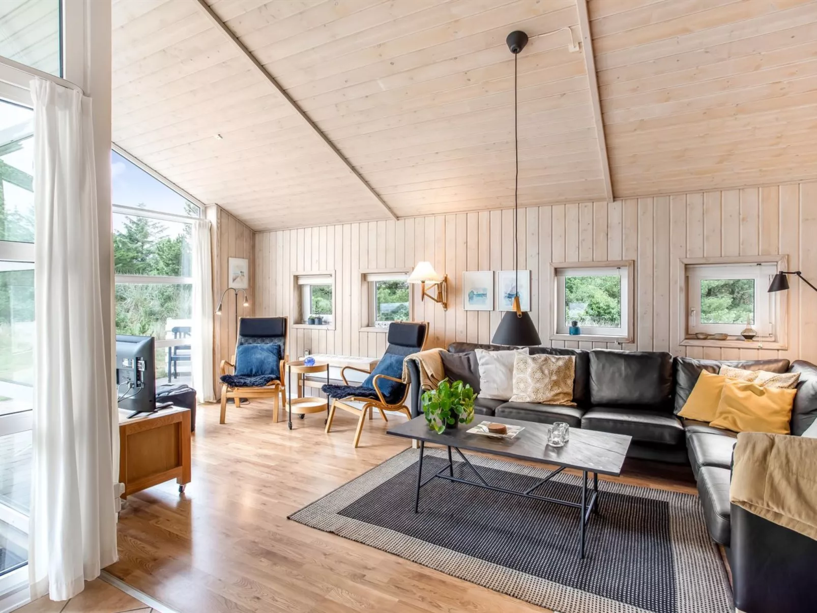 "Ronna" - 2.2km from the sea-Inside