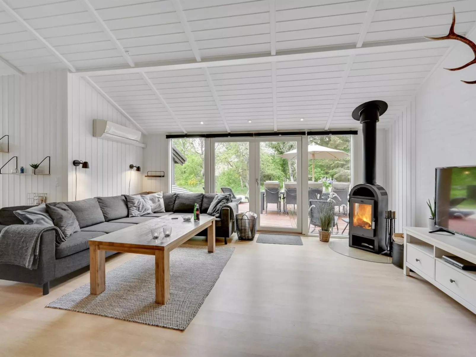 "Liviana" -  from the sea-Drinnen