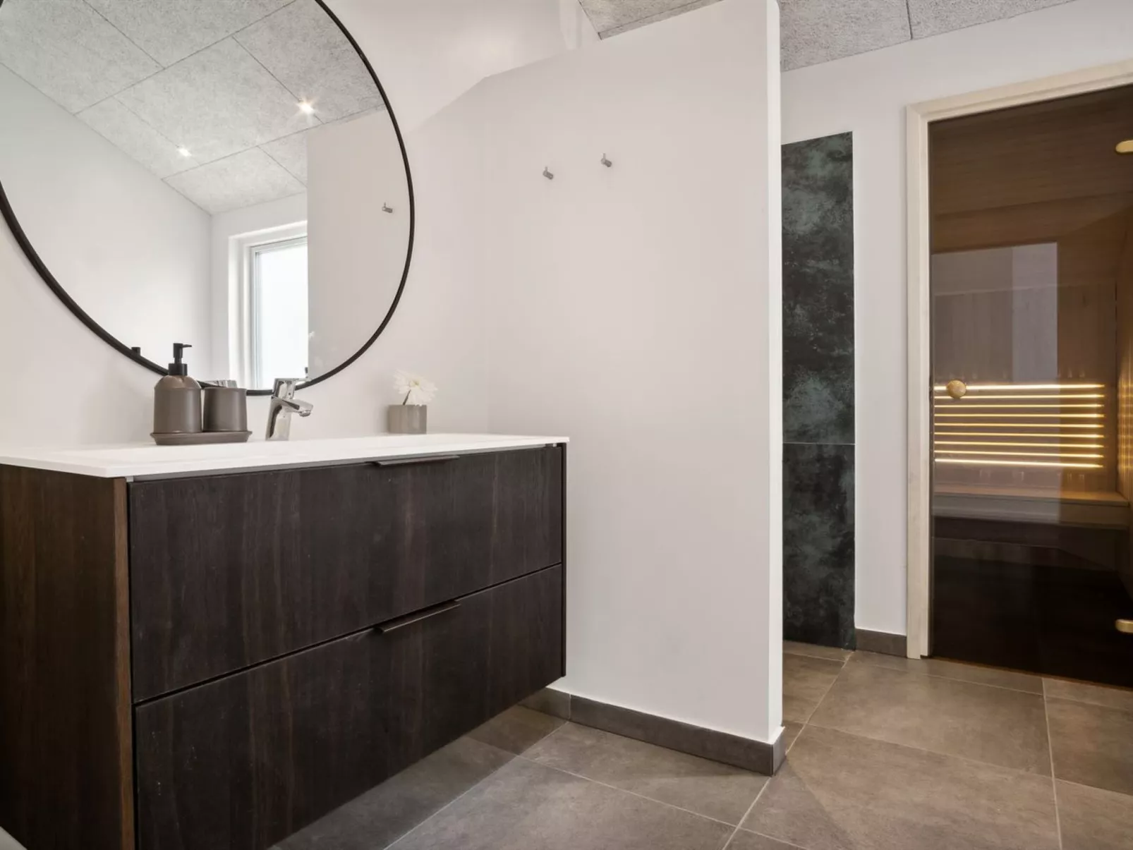 "Stygg" - 75m from the sea-Inside