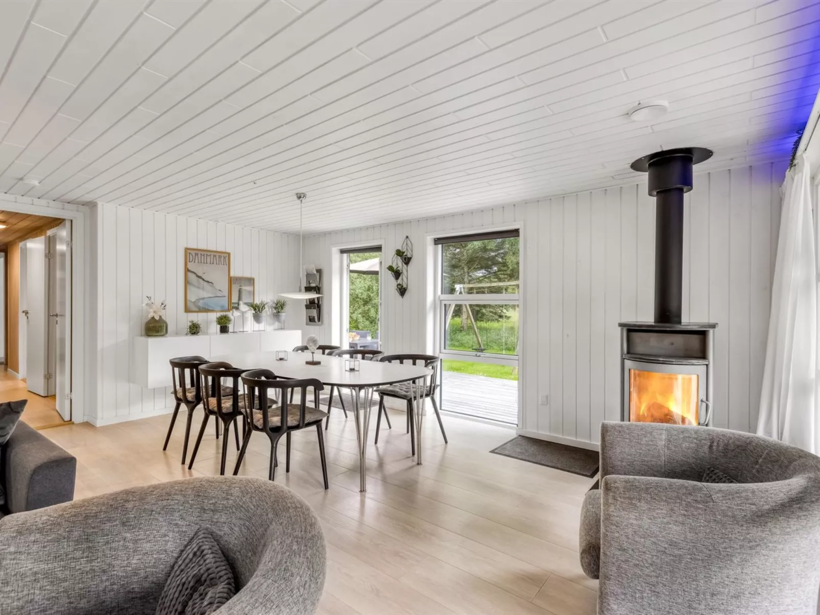 "Yngve" - 1.2km from the sea-Inside